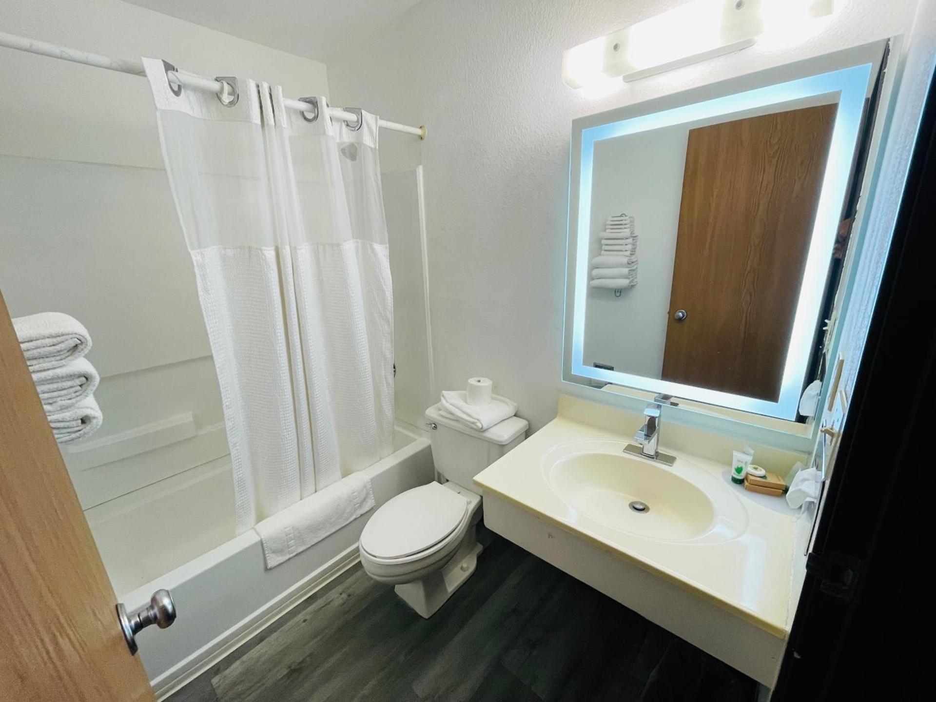Americas Choice Inn & Suites photo 34