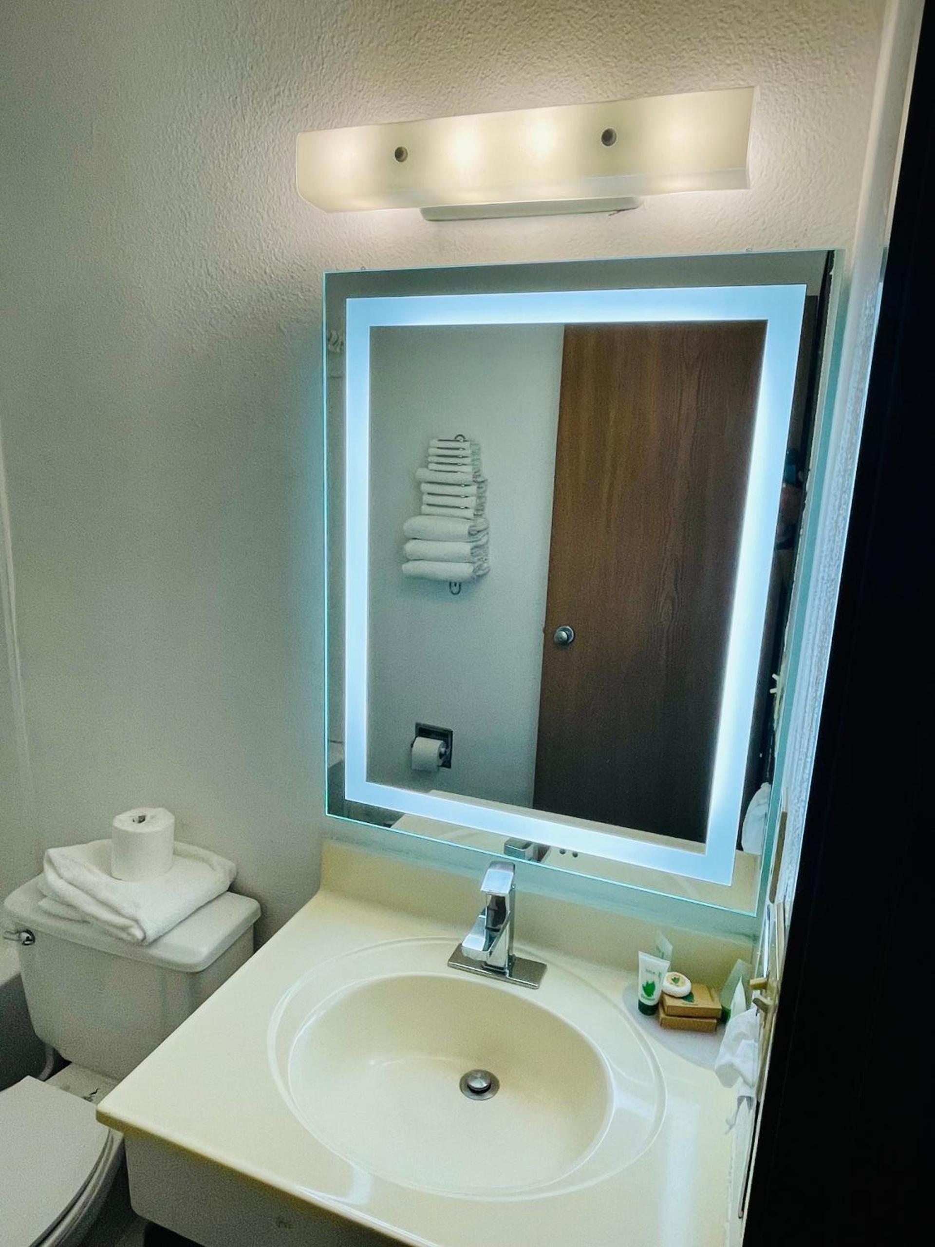 Americas Choice Inn & Suites photo 32