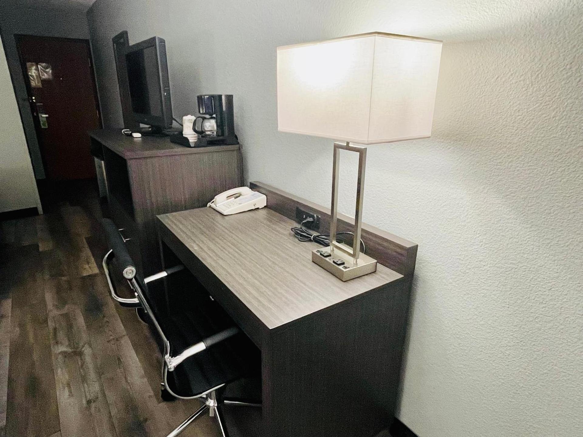 Americas Choice Inn & Suites photo 31