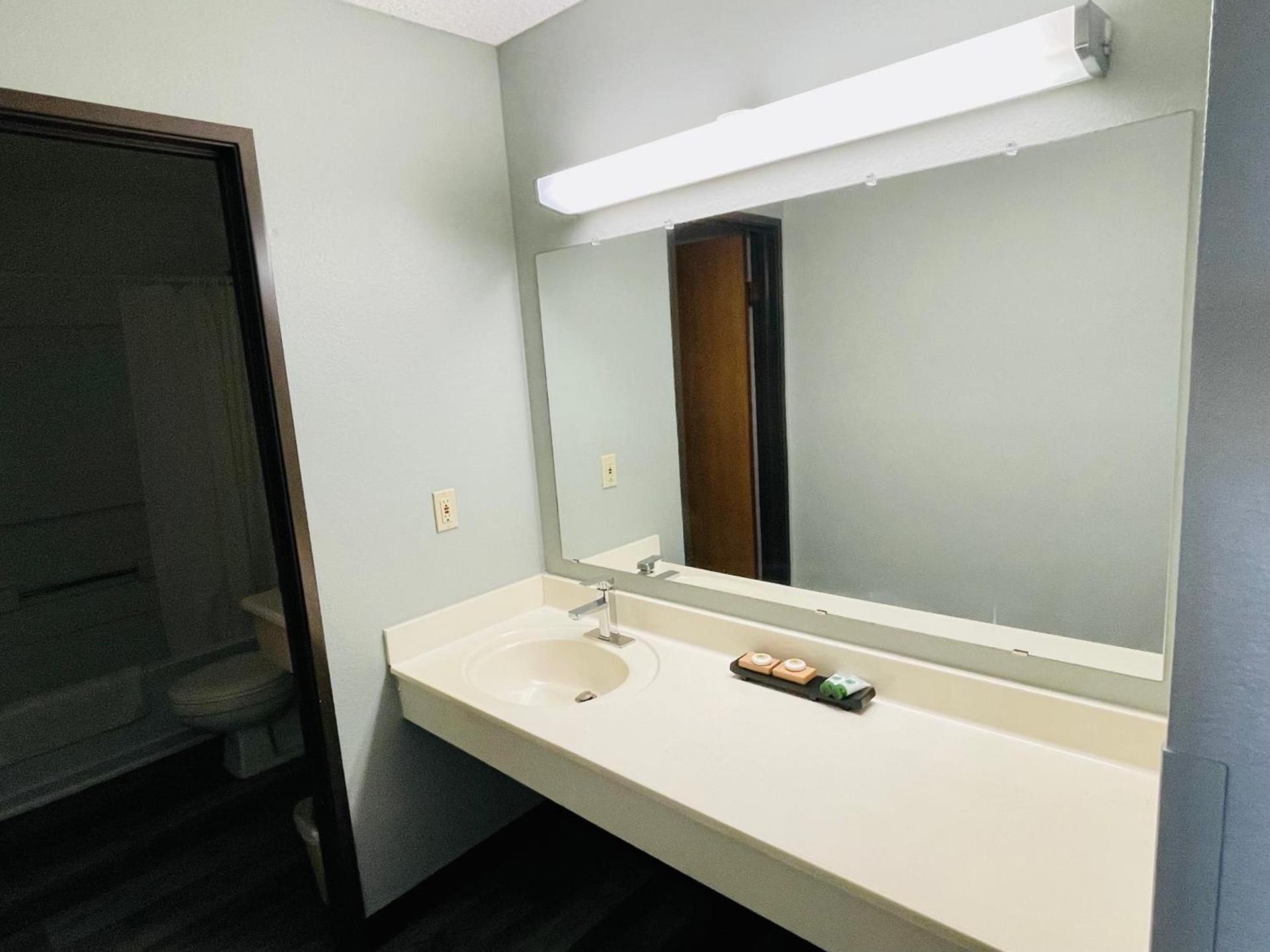 Americas Choice Inn & Suites photo 46