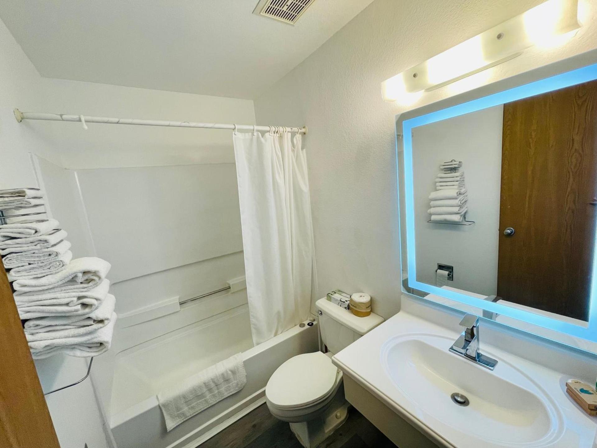 Americas Choice Inn & Suites photo 42