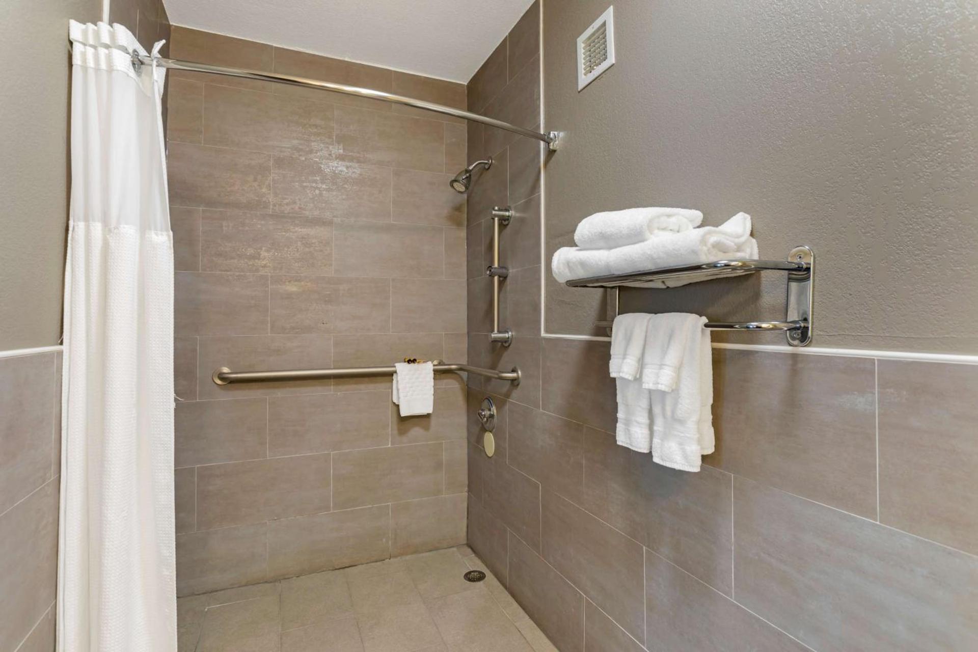 Best Western Plus Bowling Green photo 27