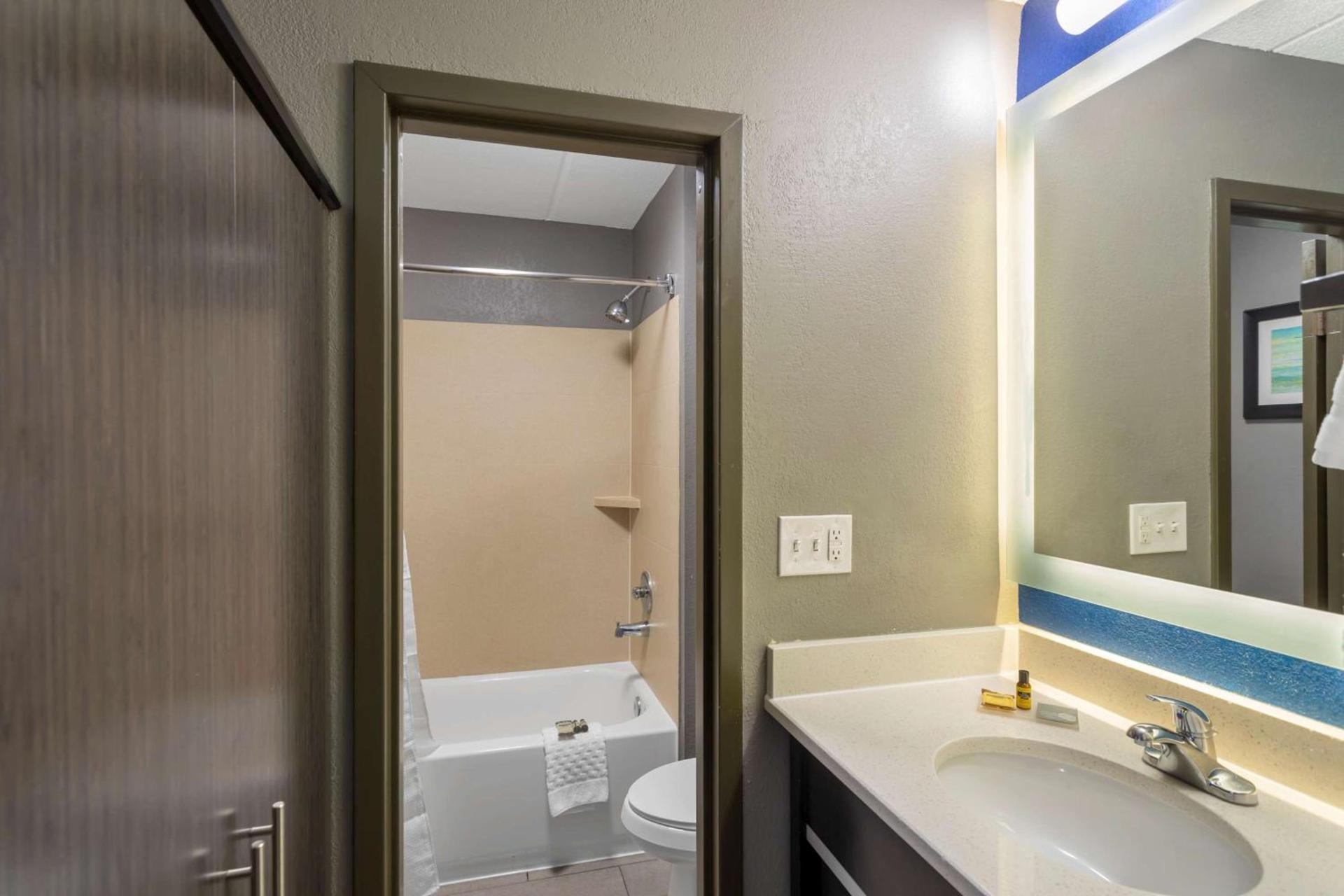 Best Western Plus Bowling Green photo 25