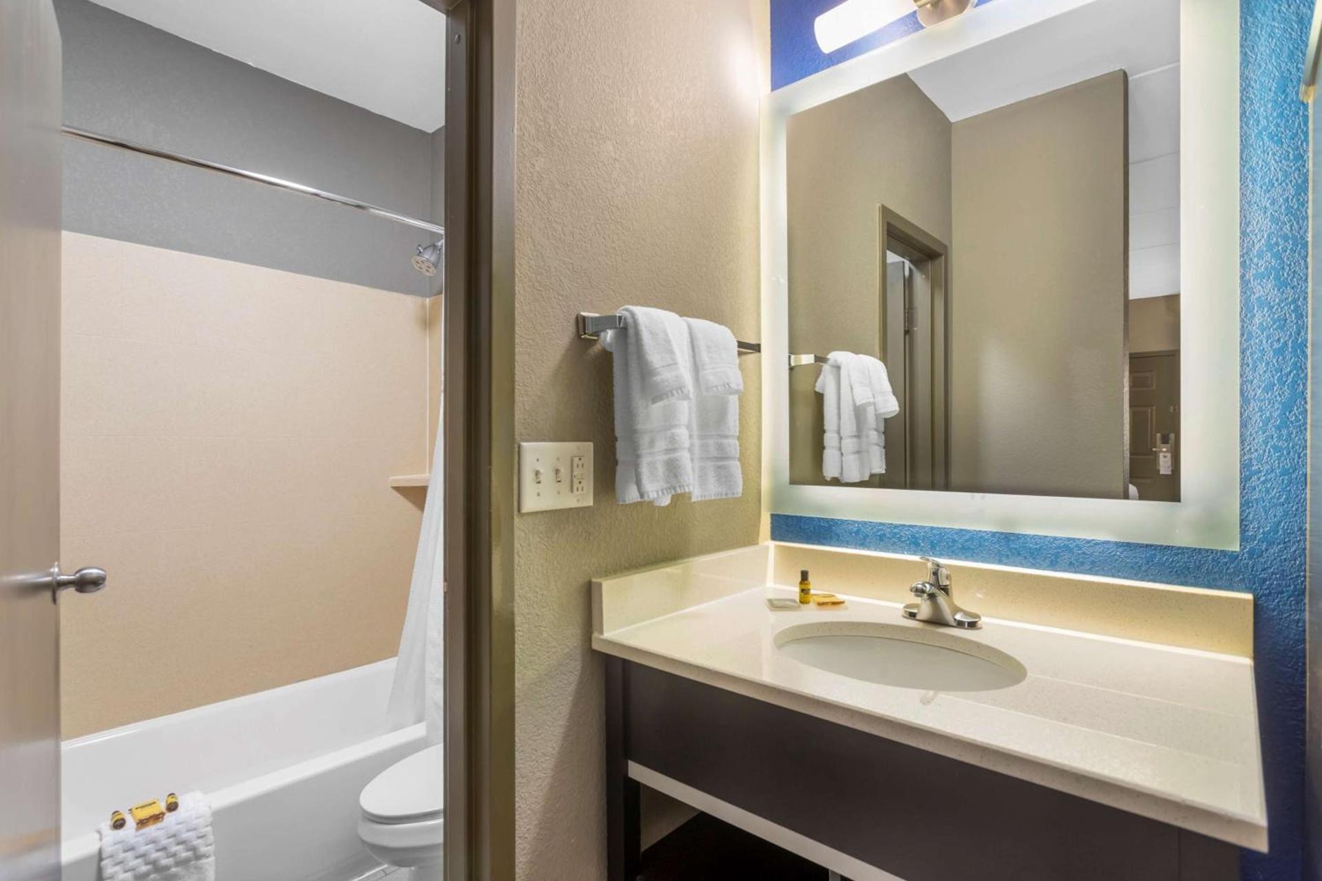 Best Western Plus Bowling Green photo 24