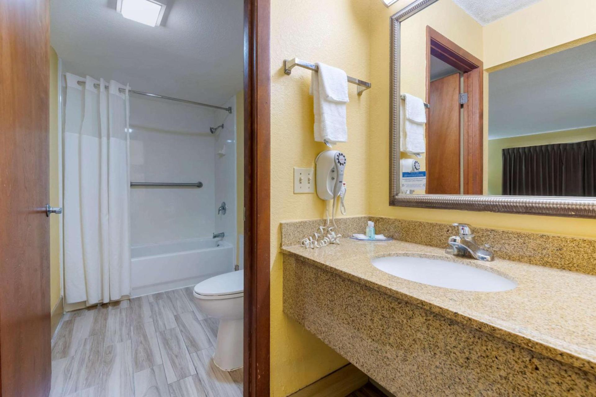 Quality Inn & Suites Mt Dora North photo 27