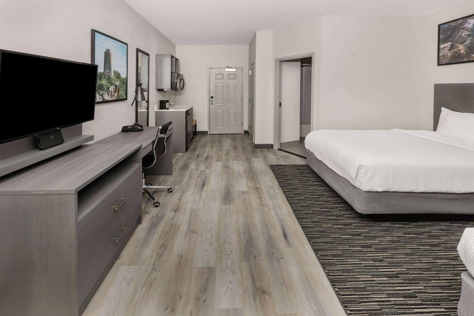 La Quinta Inn & Suites by Wyndham Ardmore photo 17