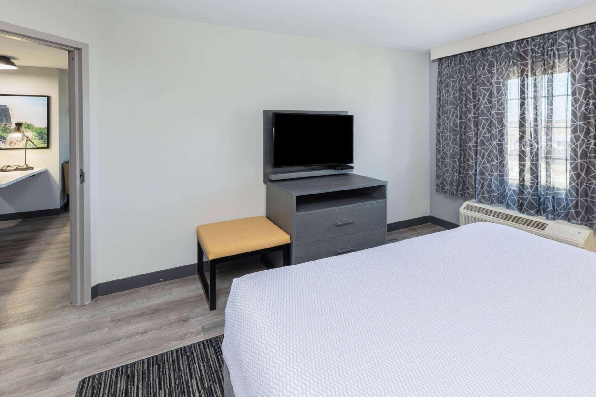 La Quinta Inn & Suites by Wyndham Ardmore photo 18