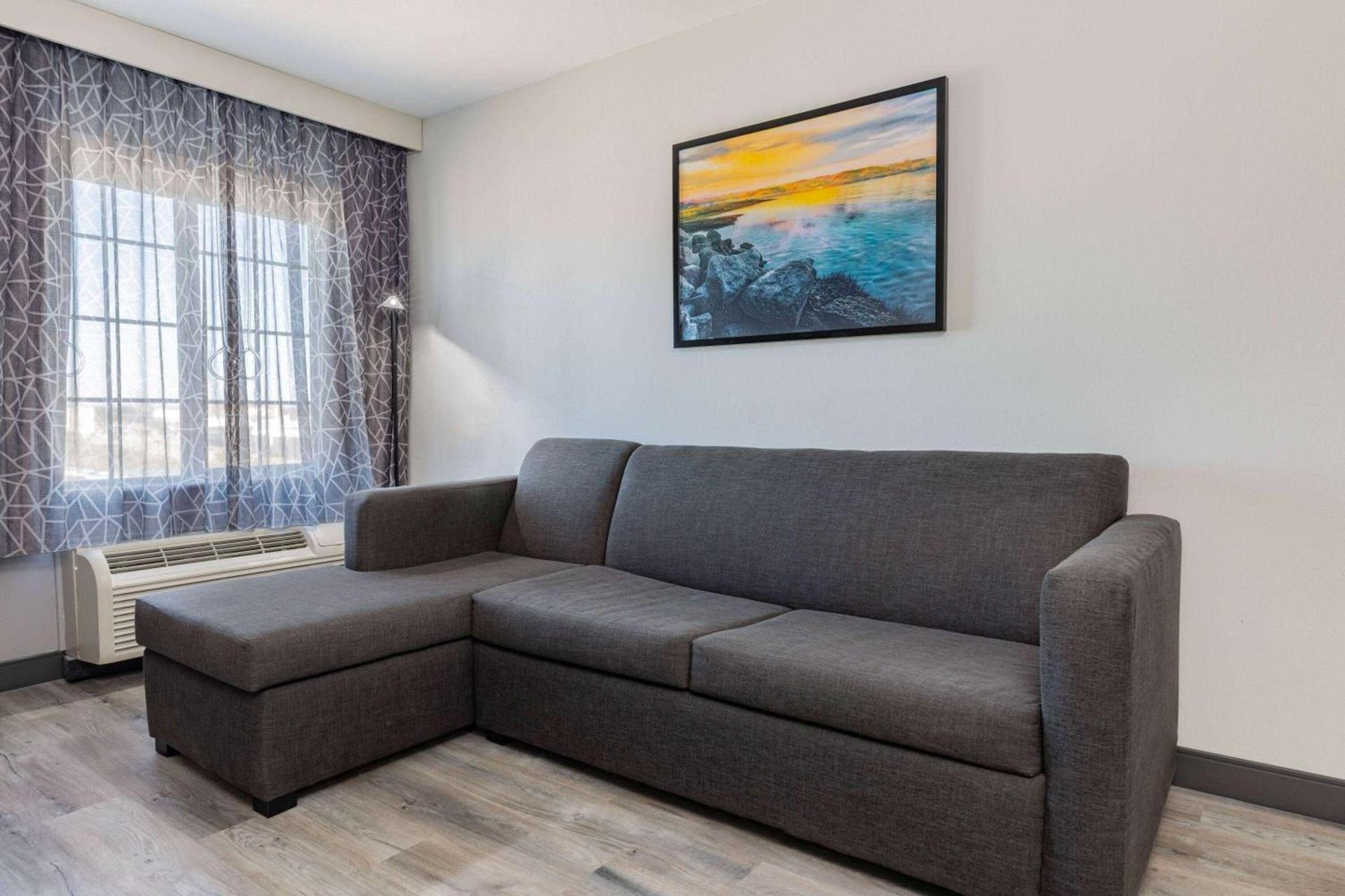 La Quinta Inn & Suites by Wyndham Ardmore photo 20