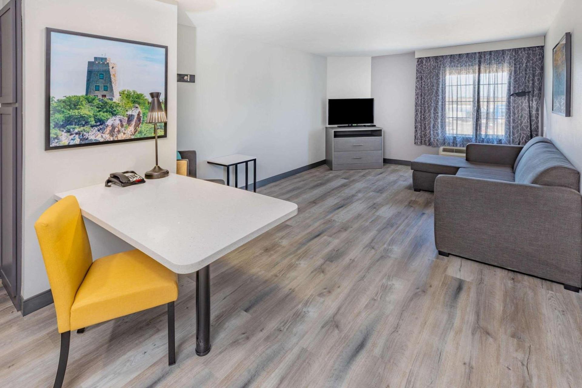 La Quinta Inn & Suites by Wyndham Ardmore photo 19