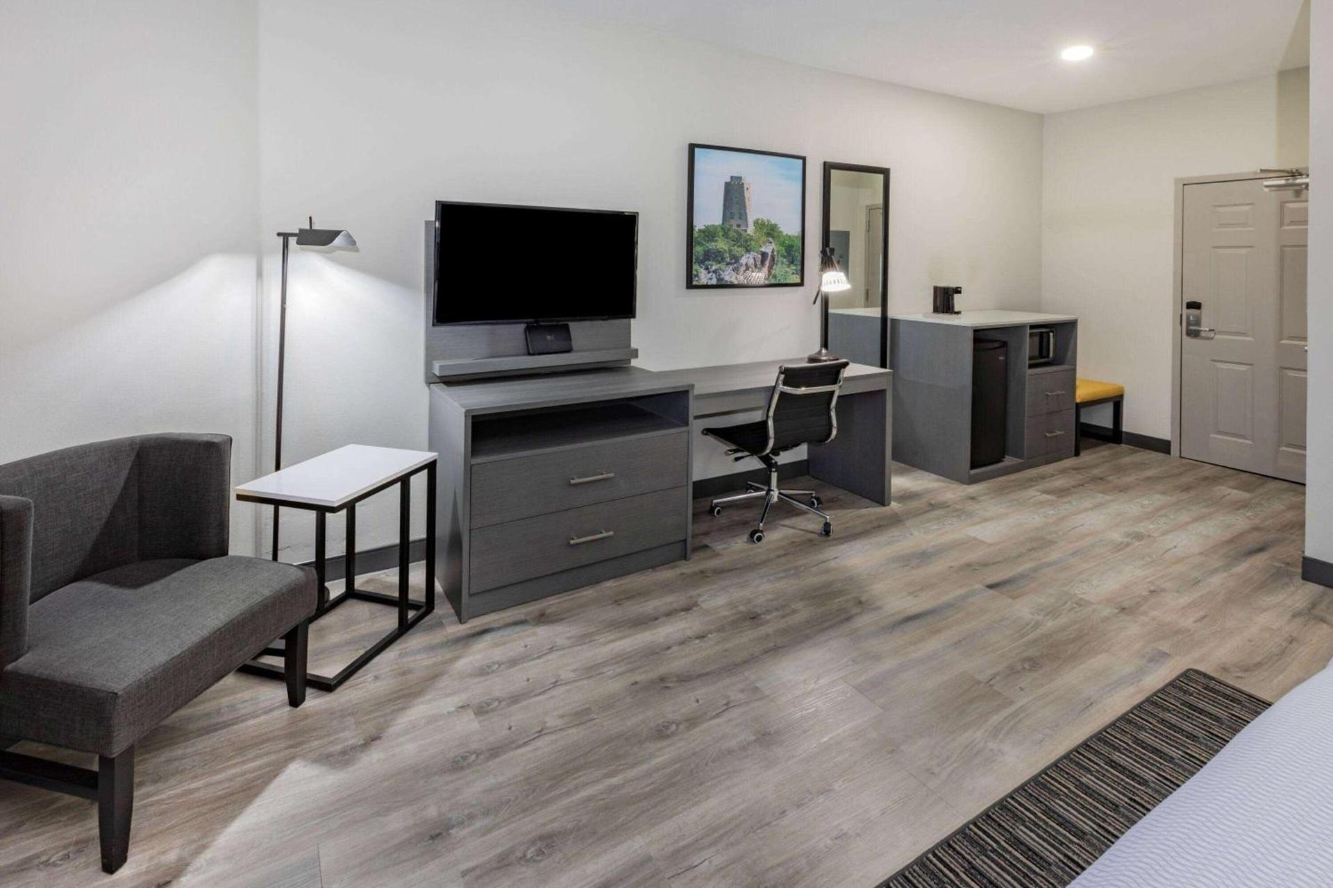 La Quinta Inn & Suites by Wyndham Ardmore photo 23