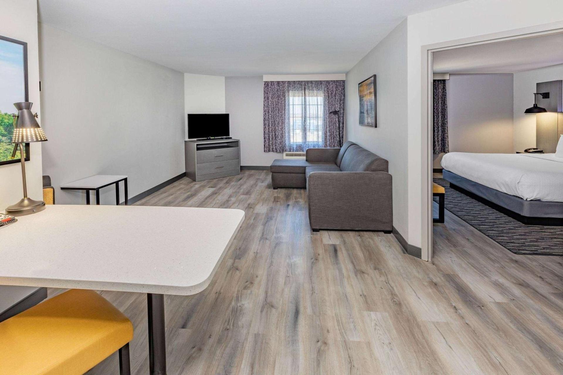 La Quinta Inn & Suites by Wyndham Ardmore photo 27