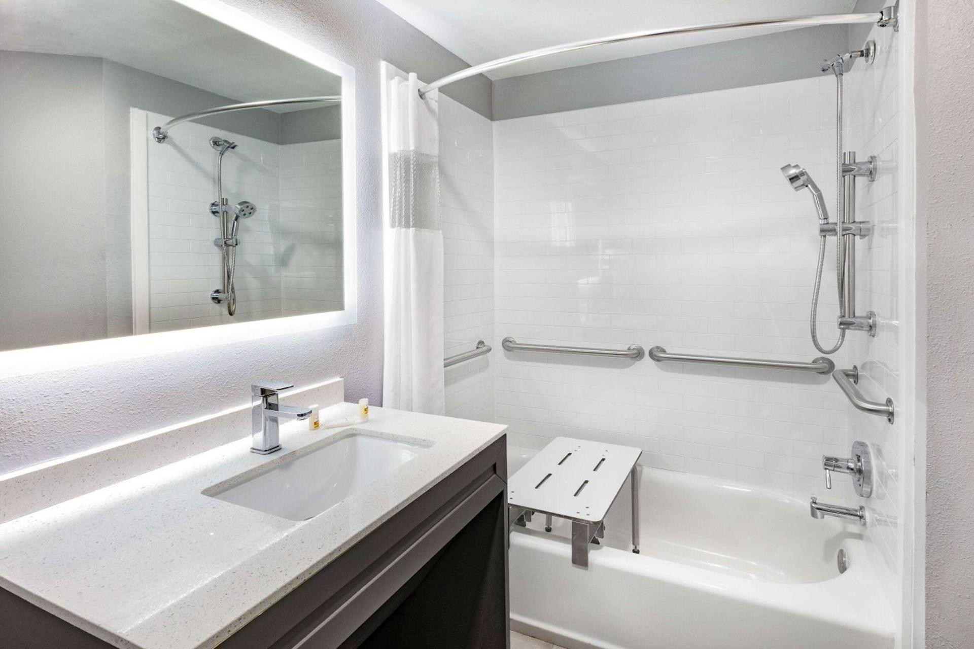 La Quinta Inn & Suites by Wyndham Ardmore photo 30