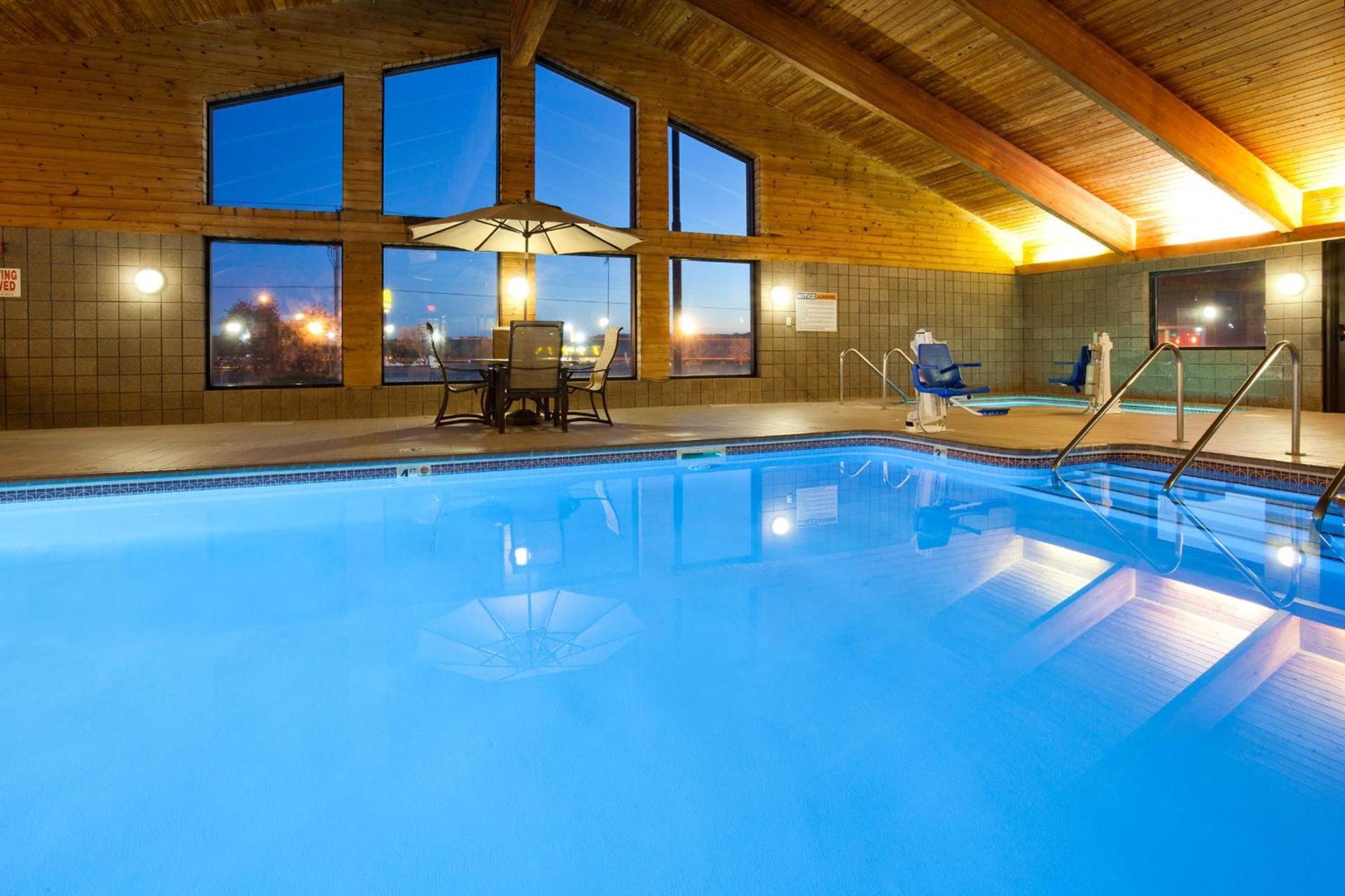 AmericInn by Wyndham Eau Claire photo 3