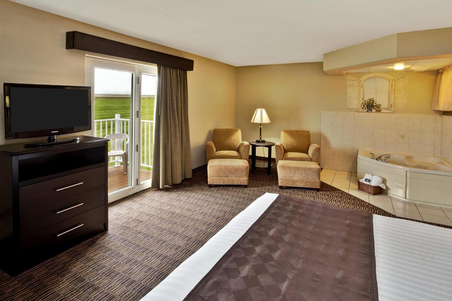 AmericInn by Wyndham Beaver Dam photo 44