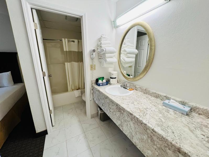 Celebrity Inn photo 11