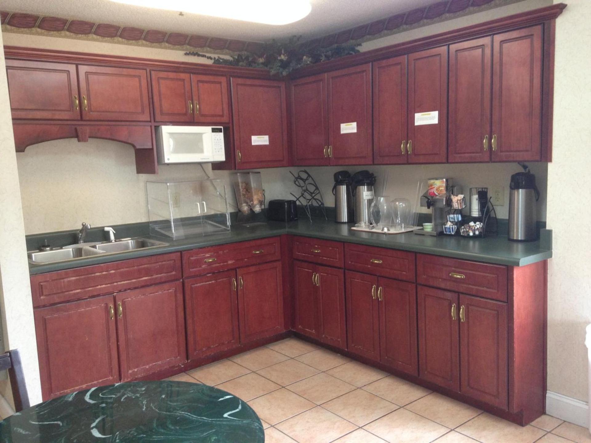 Country Hearth Inn & Suites Augusta photo 8