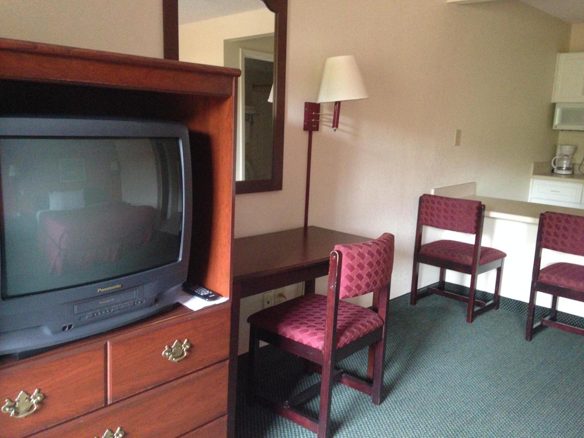 Country Hearth Inn & Suites Augusta photo 17