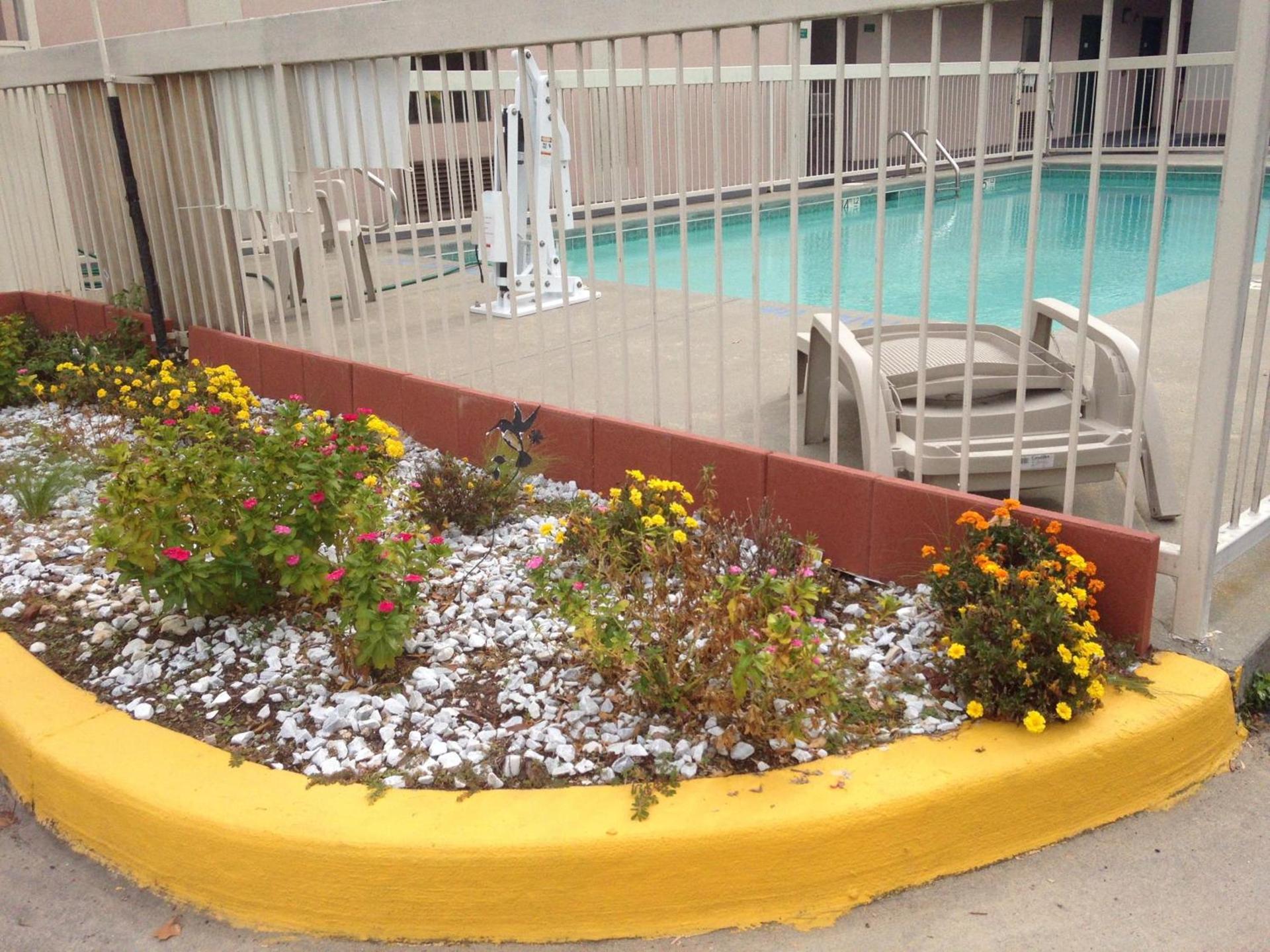 Country Hearth Inn & Suites Augusta photo 10
