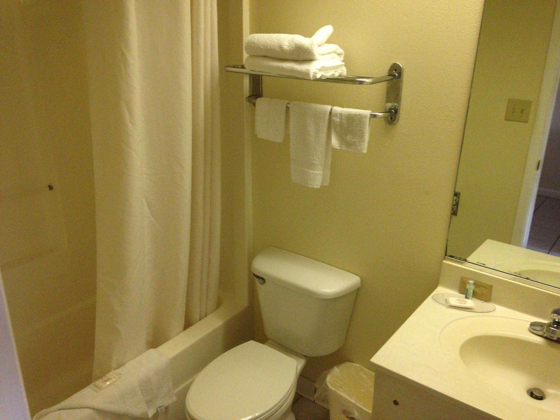 Country Hearth Inn & Suites Augusta photo 24