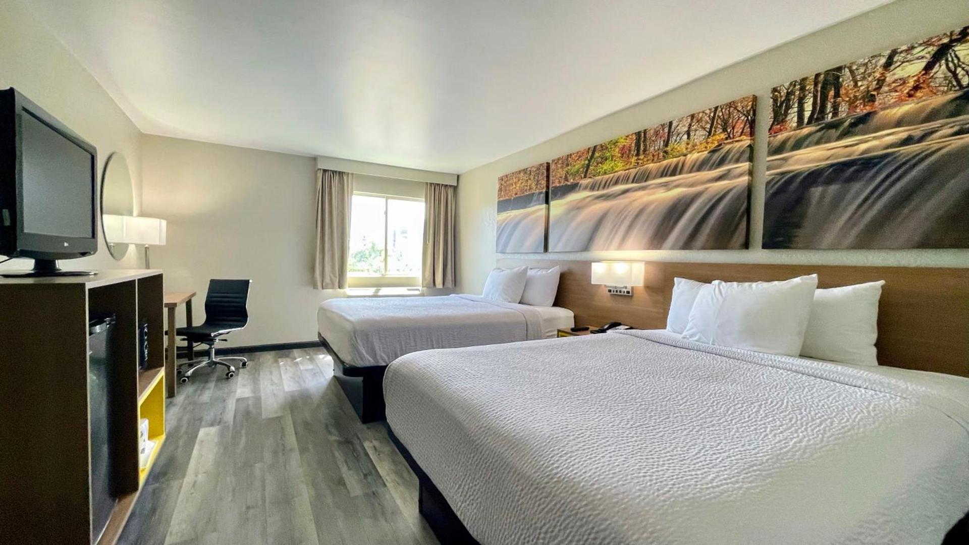 Days Inn by Wyndham Columbus IN photo 19