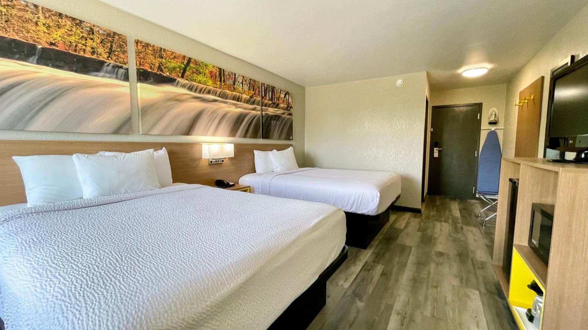 Days Inn by Wyndham Columbus IN photo 18