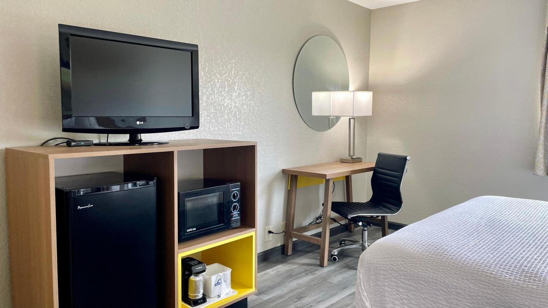 Days Inn by Wyndham Columbus IN photo 20