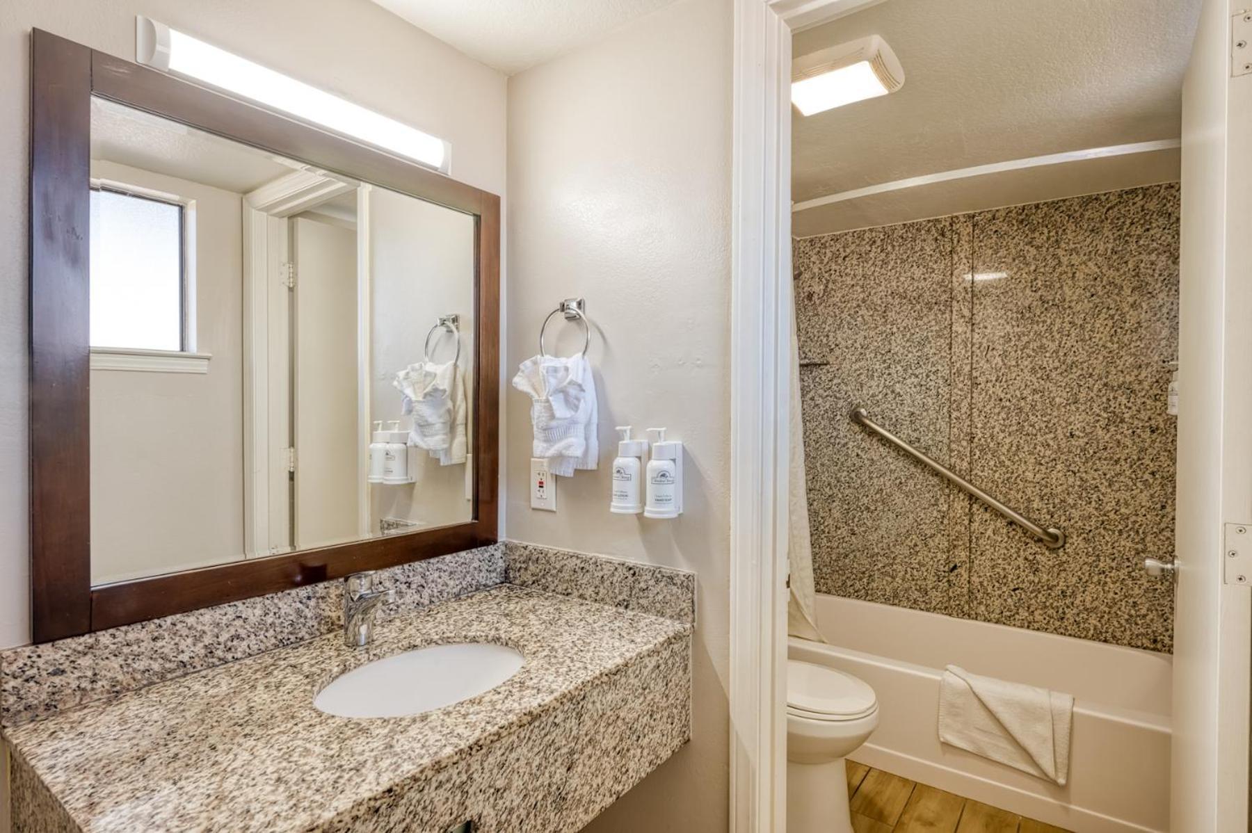 Harbor House Inn photo 46
