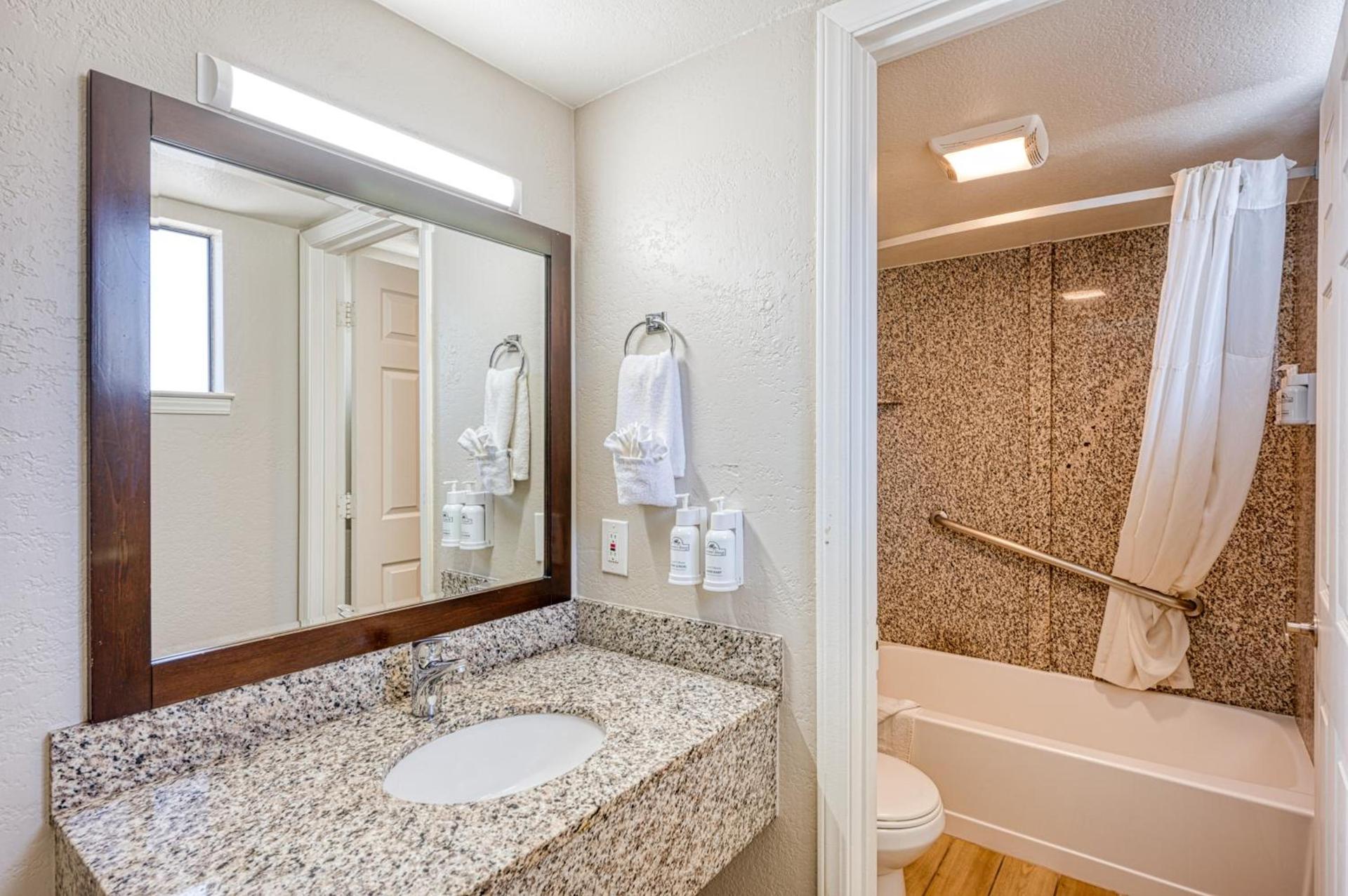 Harbor House Inn photo 61