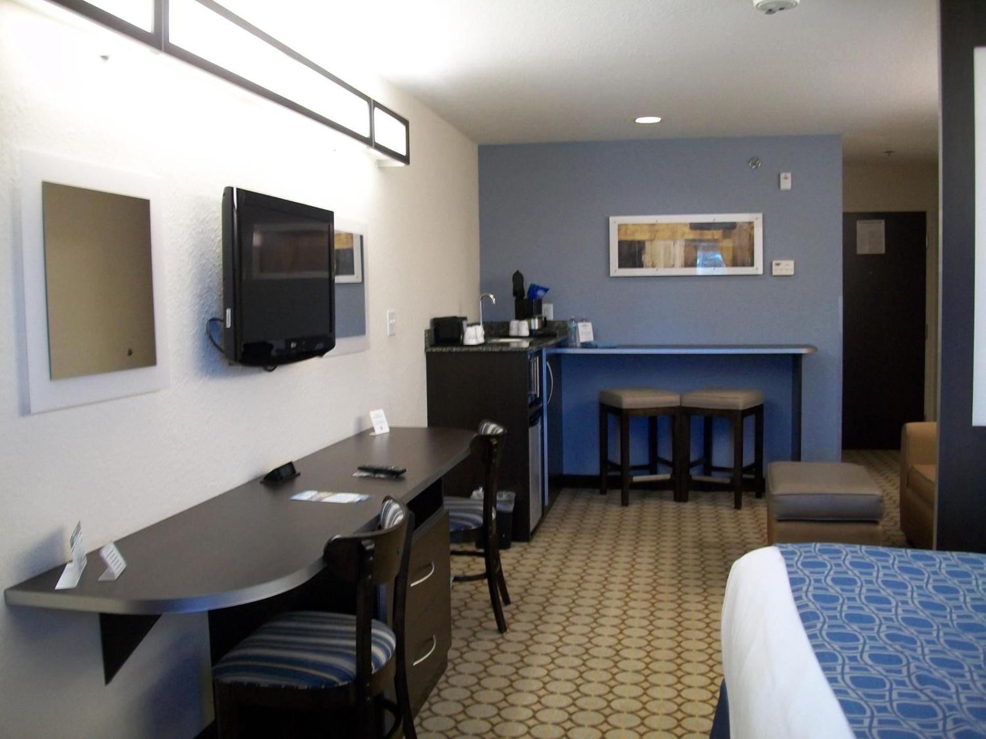 Microtel Inn & Suites by Wyndham Spring Hill/Weeki Wachee photo 6