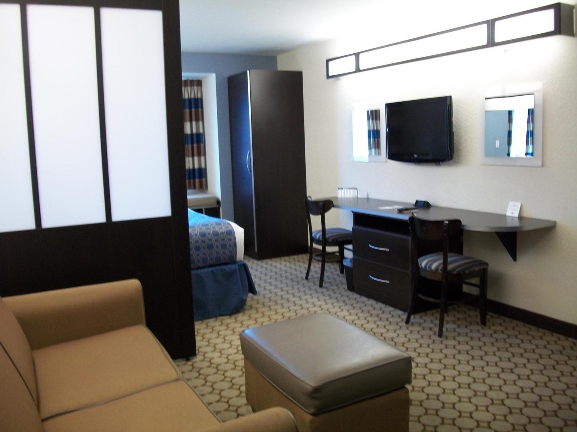Microtel Inn & Suites by Wyndham Spring Hill/Weeki Wachee photo 4
