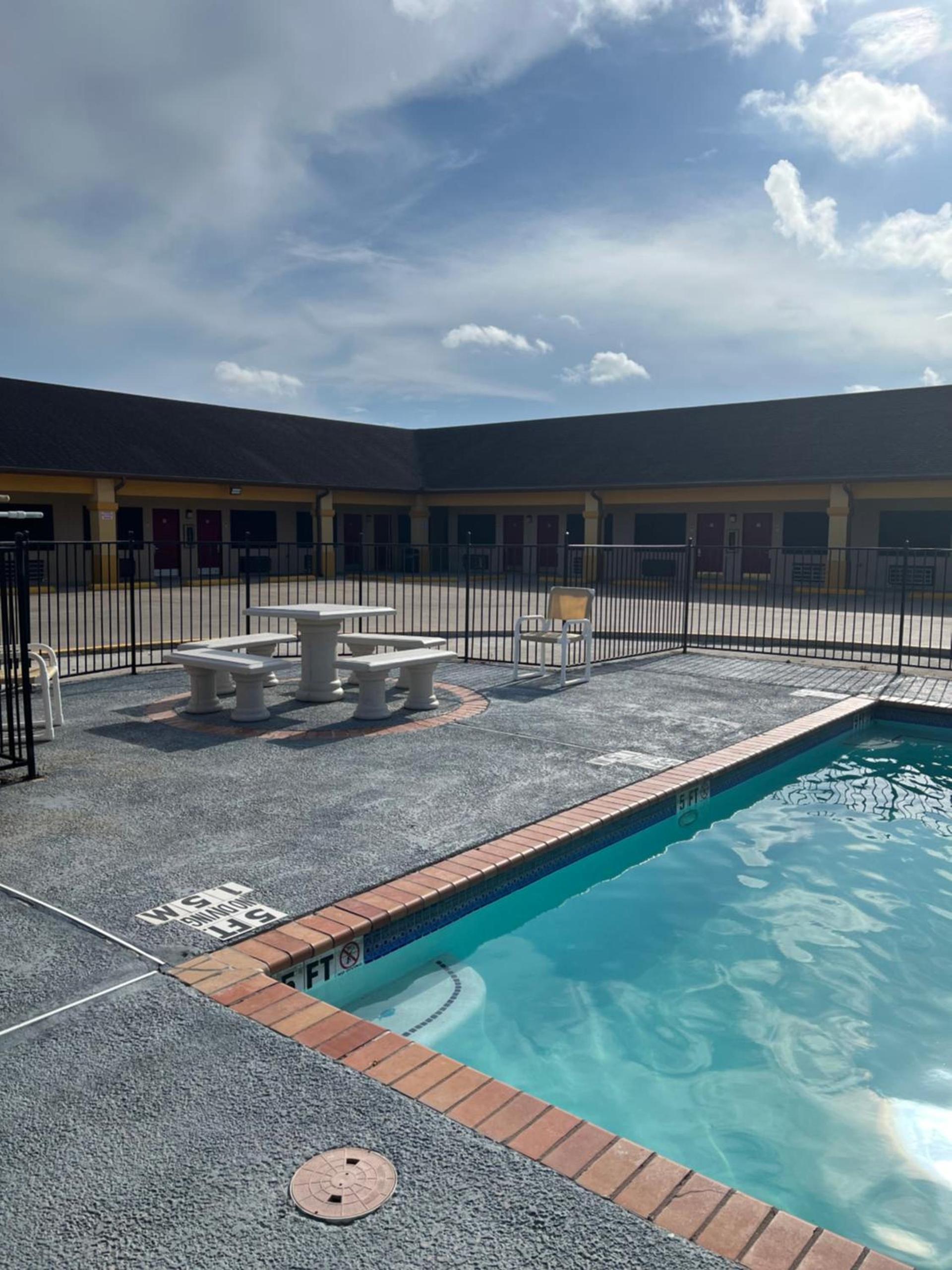 Los Fresnos Inn and Suites photo 2