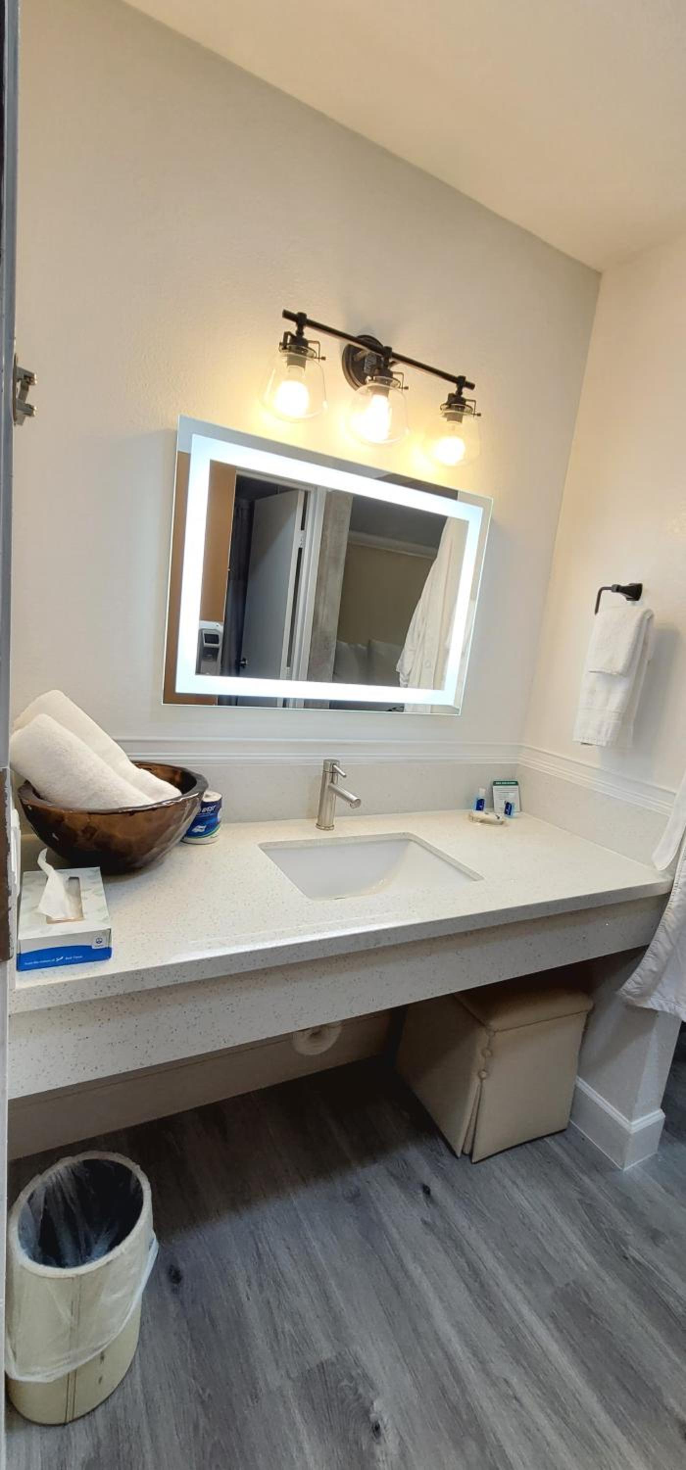 Dragonfly Inn & Suites photo 11