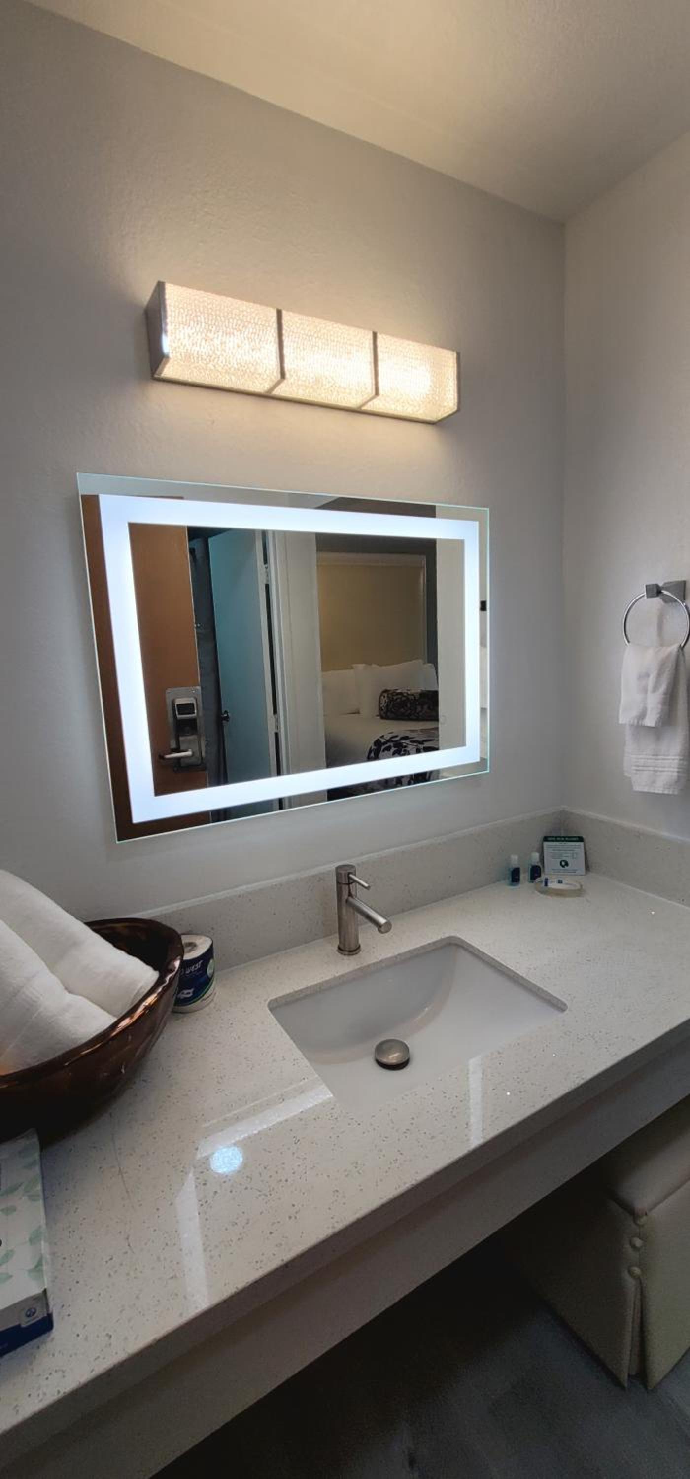 Dragonfly Inn & Suites photo 89