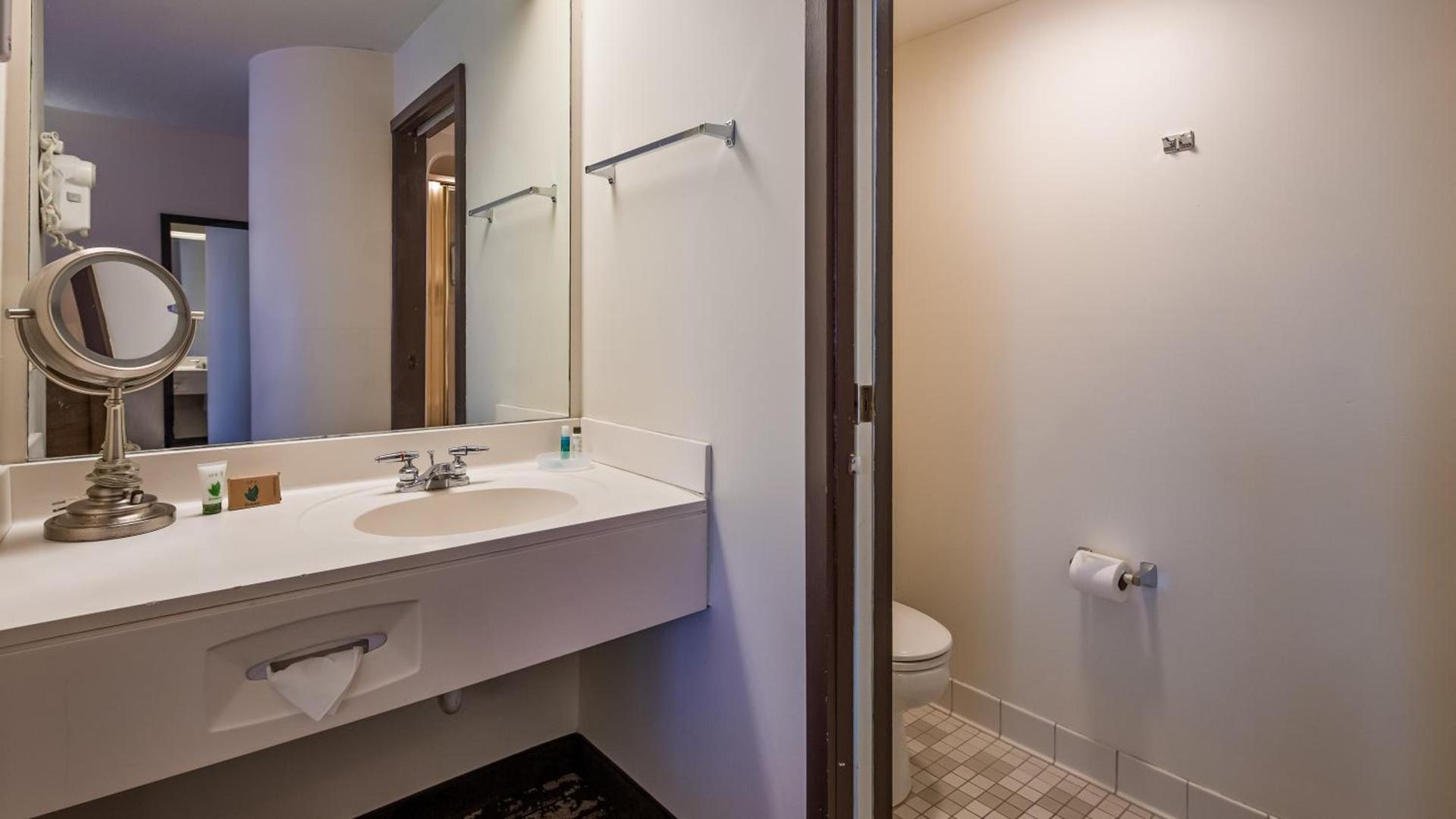 Charlevoix Inn & Suites SureStay Collection by Best Western photo 15