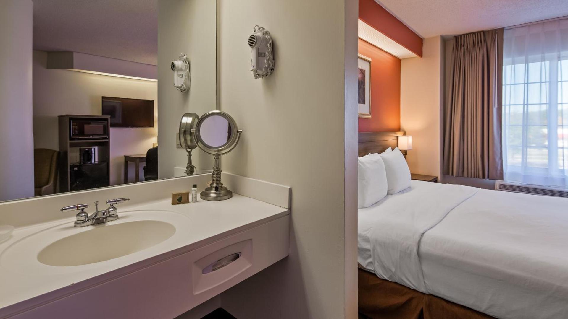 Charlevoix Inn & Suites SureStay Collection by Best Western photo 13