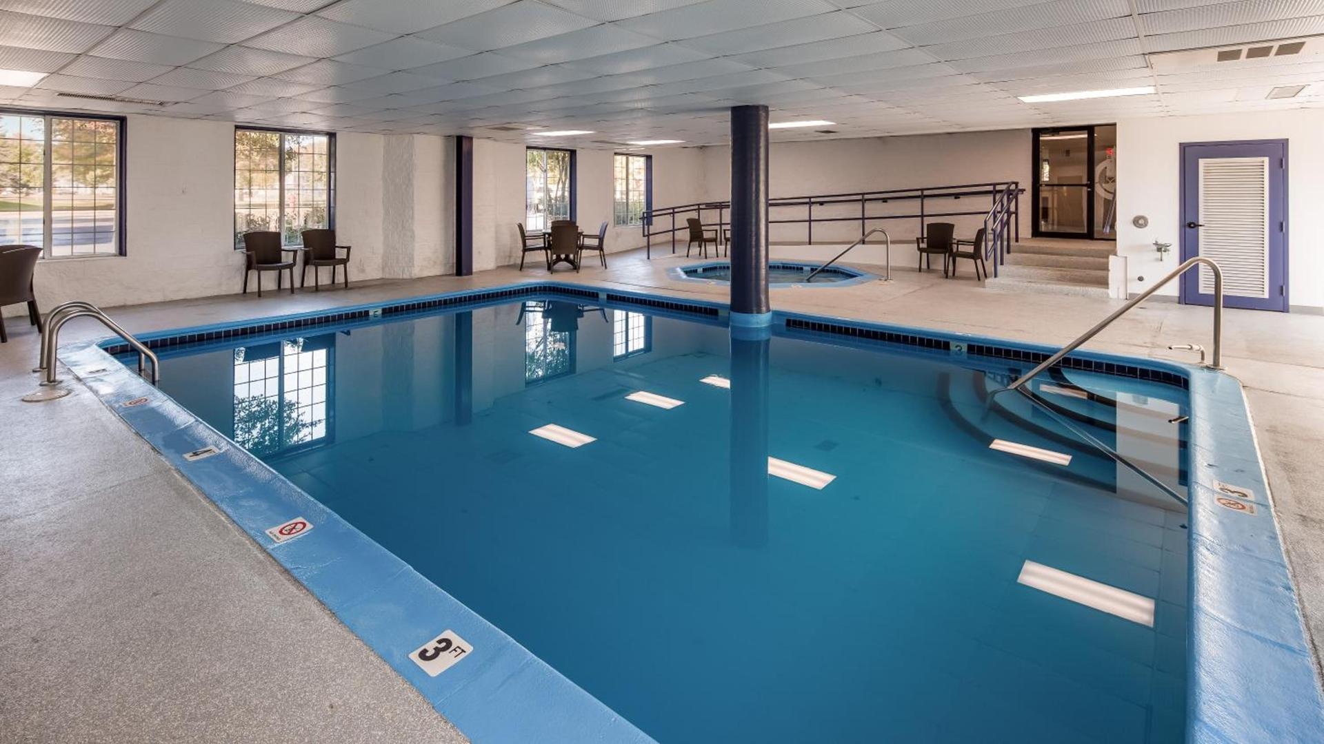 Charlevoix Inn & Suites SureStay Collection by Best Western photo 10