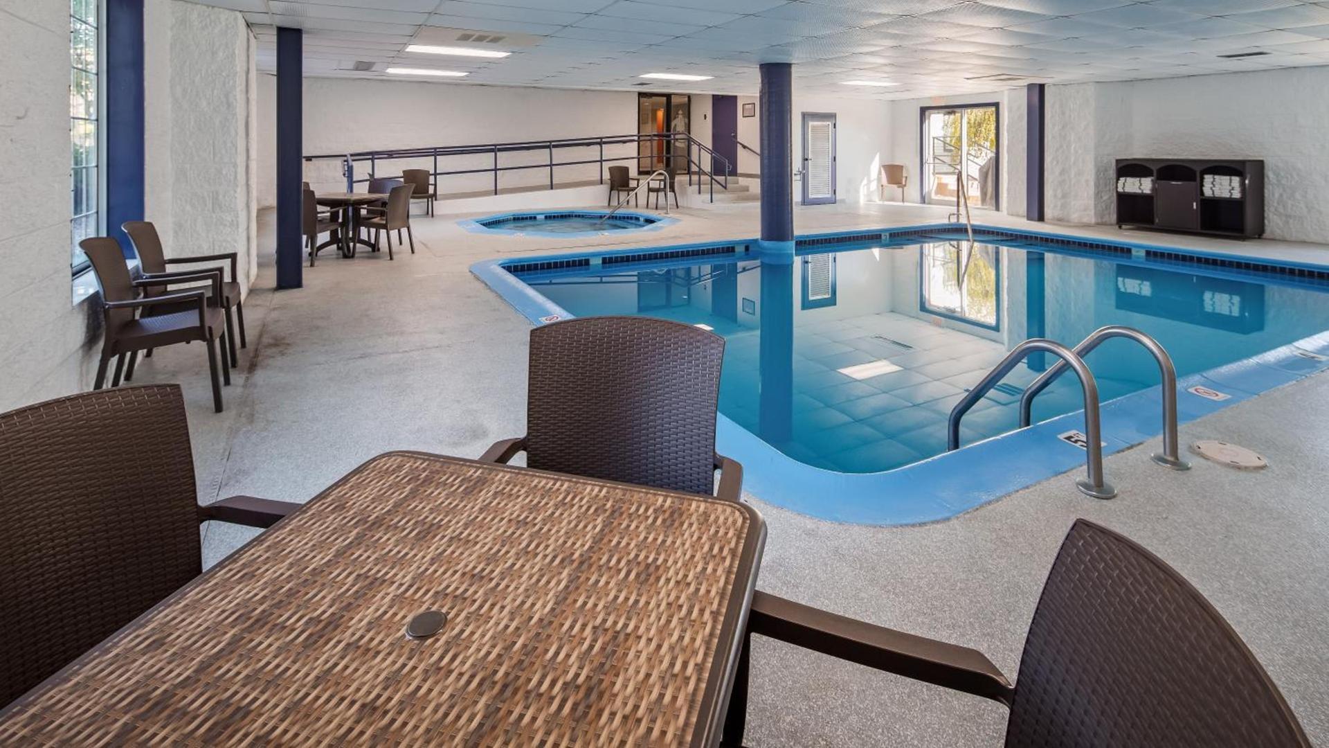 Charlevoix Inn & Suites SureStay Collection by Best Western photo 7
