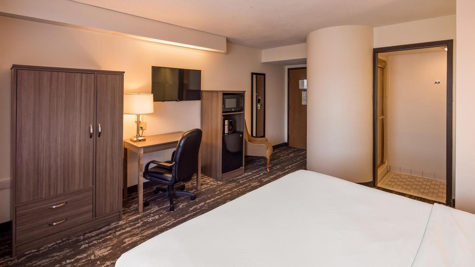 Charlevoix Inn & Suites SureStay Collection by Best Western photo 5