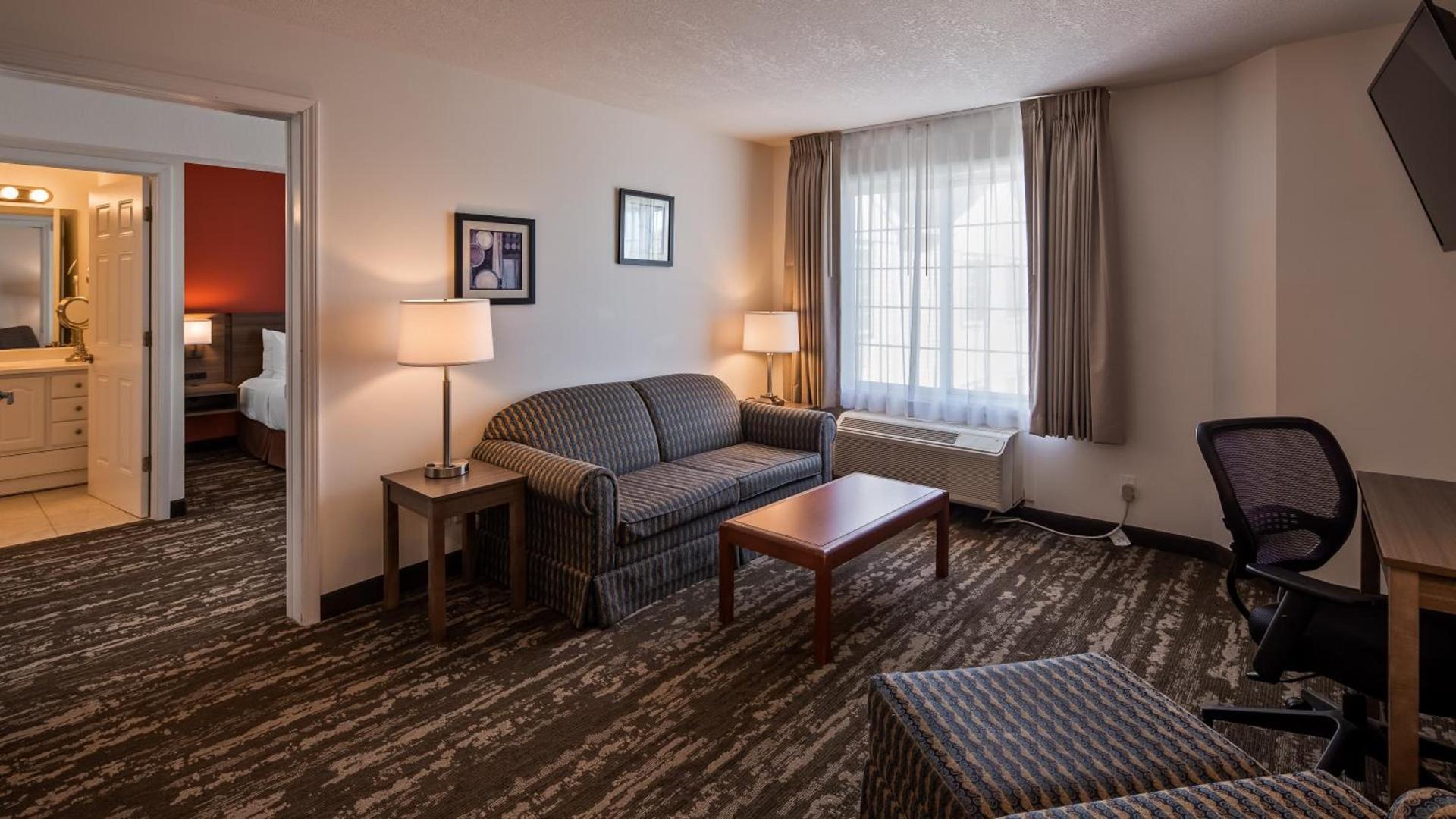 Charlevoix Inn & Suites SureStay Collection by Best Western photo 2