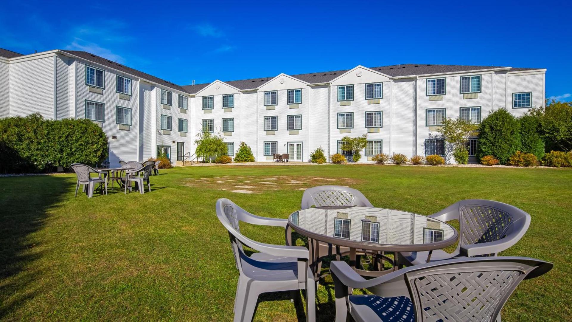 Charlevoix Inn & Suites SureStay Collection by Best Western photo 24
