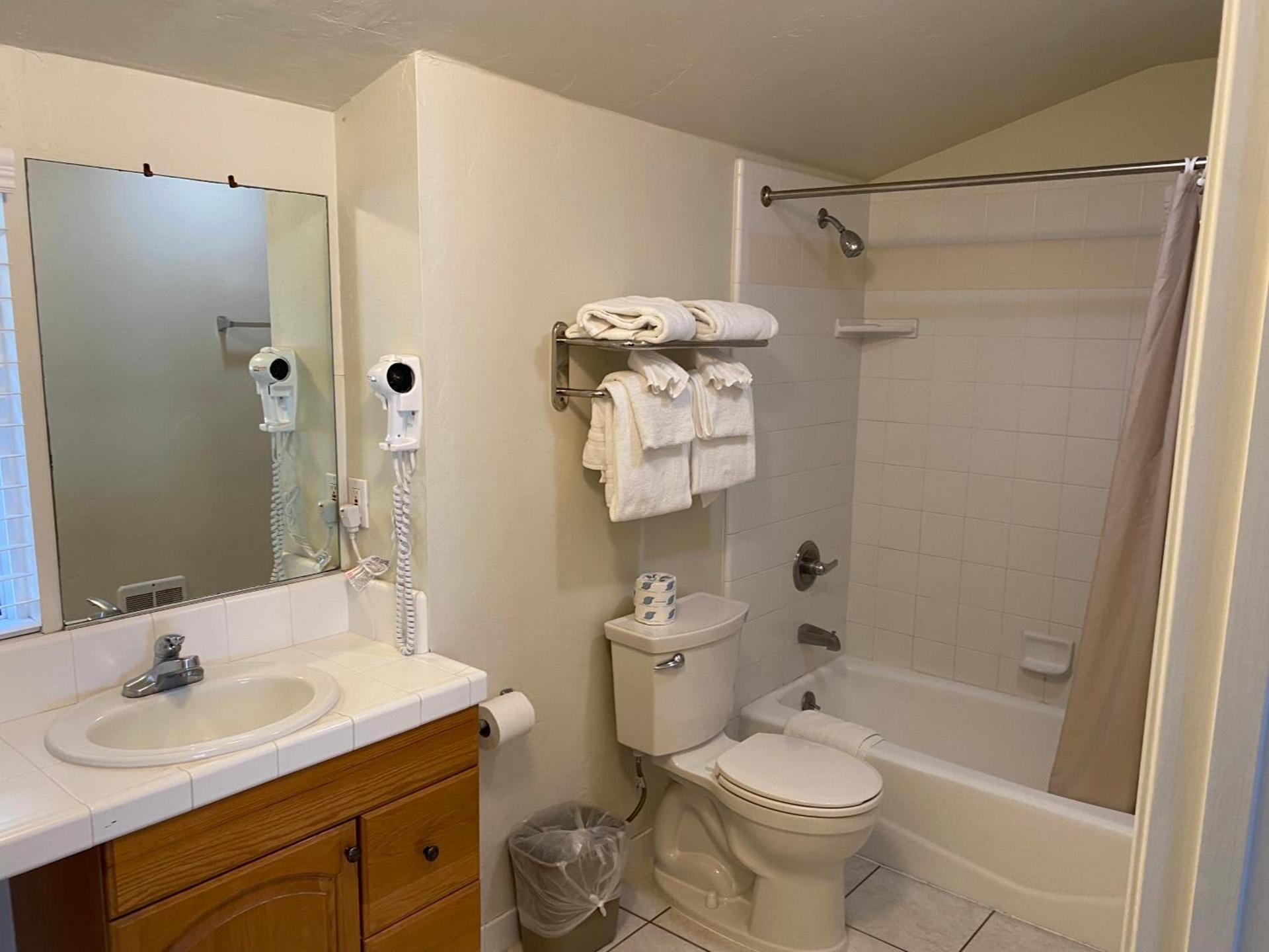 Bide-A-Wee Inn and Cottages photo 18