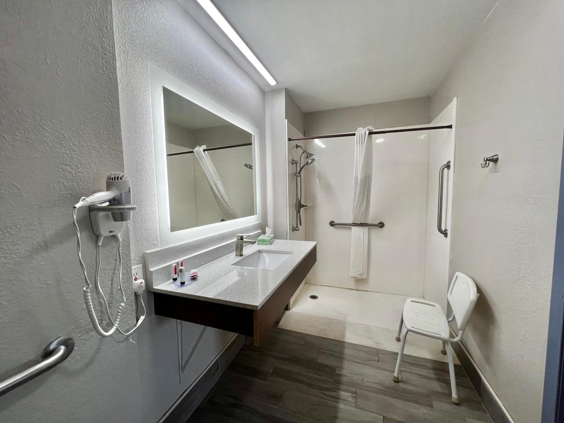 Days Inn by Wyndham Suites Fredericksburg photo 16