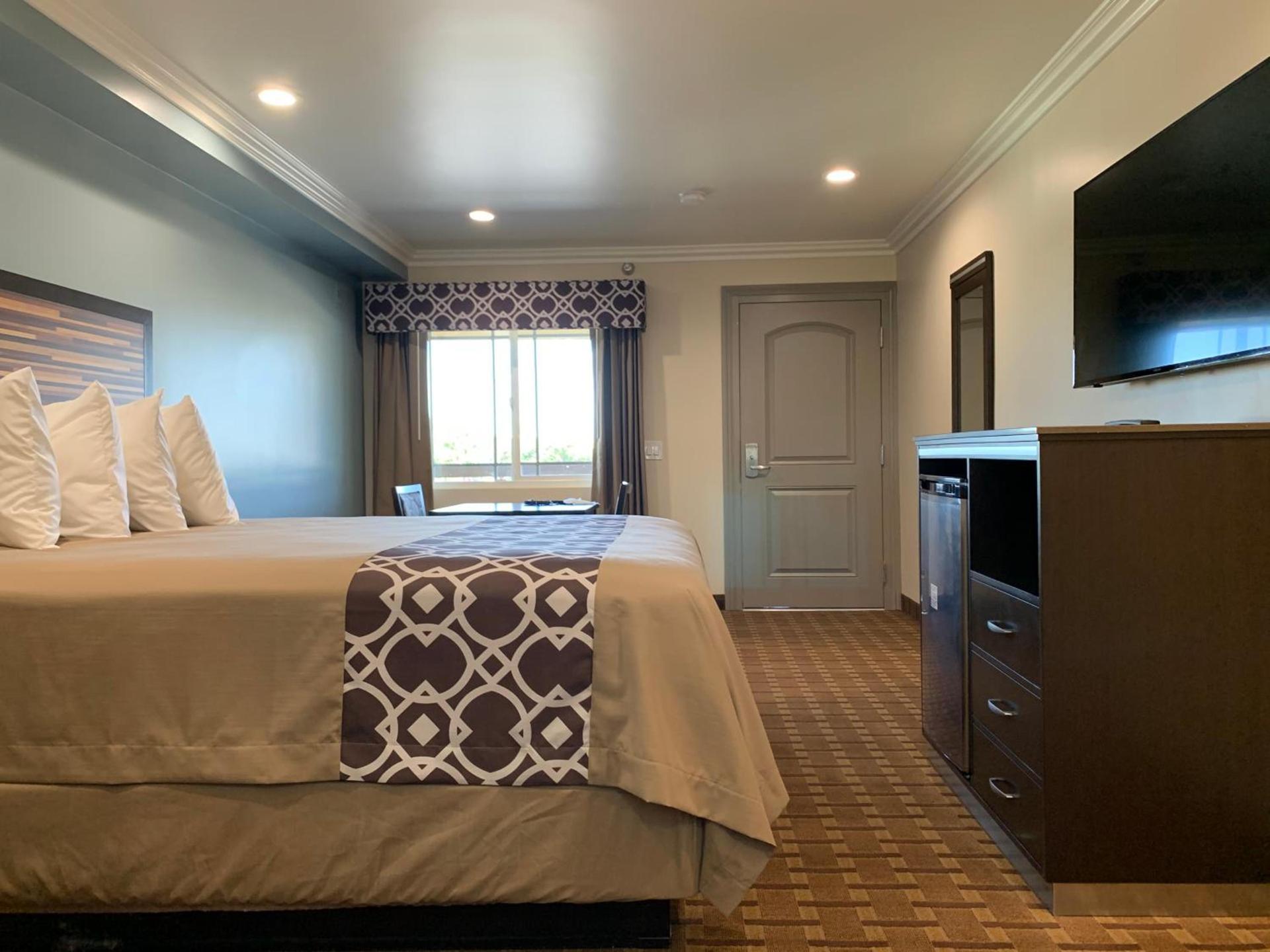 Industry Inn & Suites photo 12