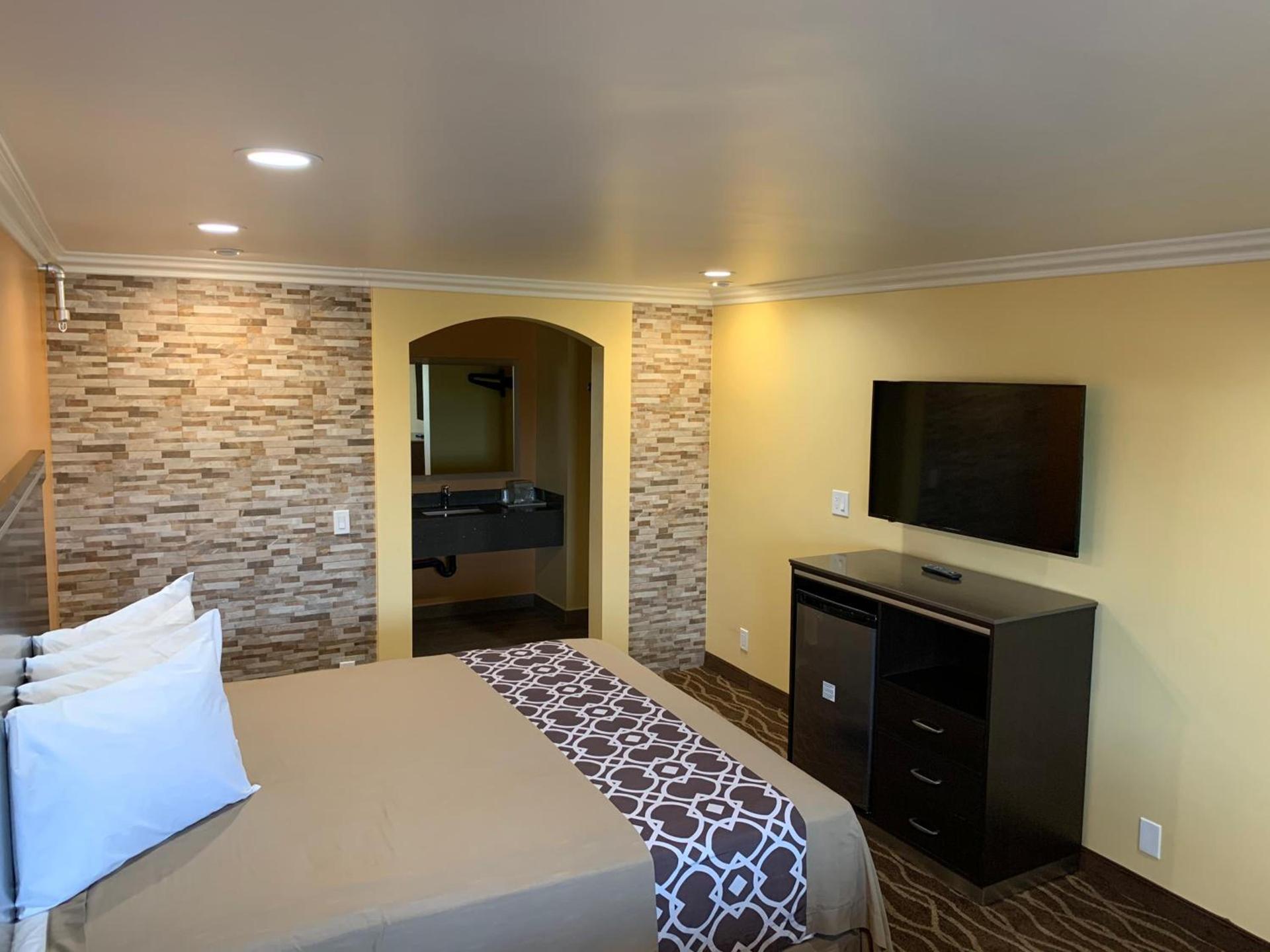 Industry Inn & Suites photo 14