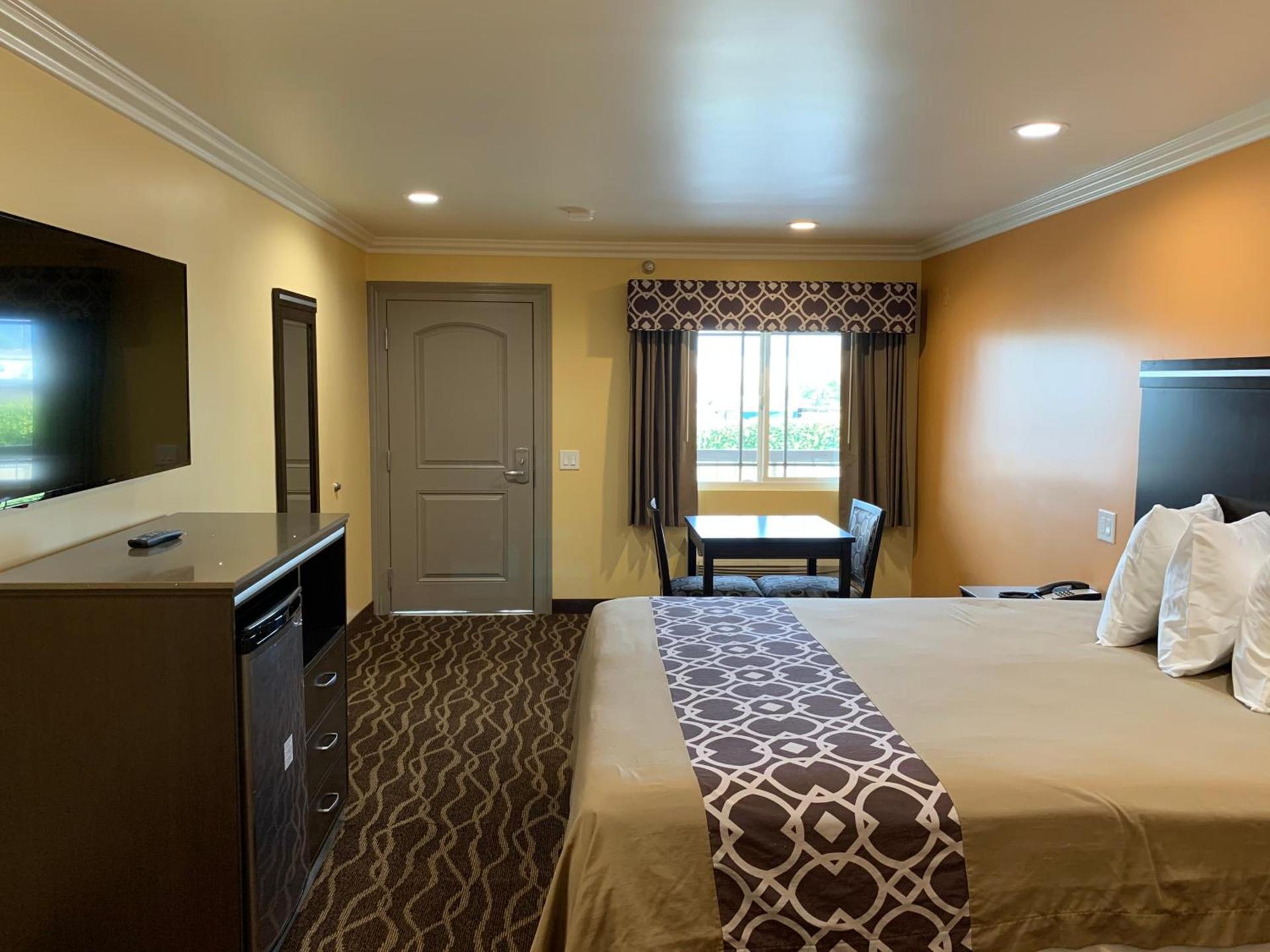 Industry Inn & Suites photo 15
