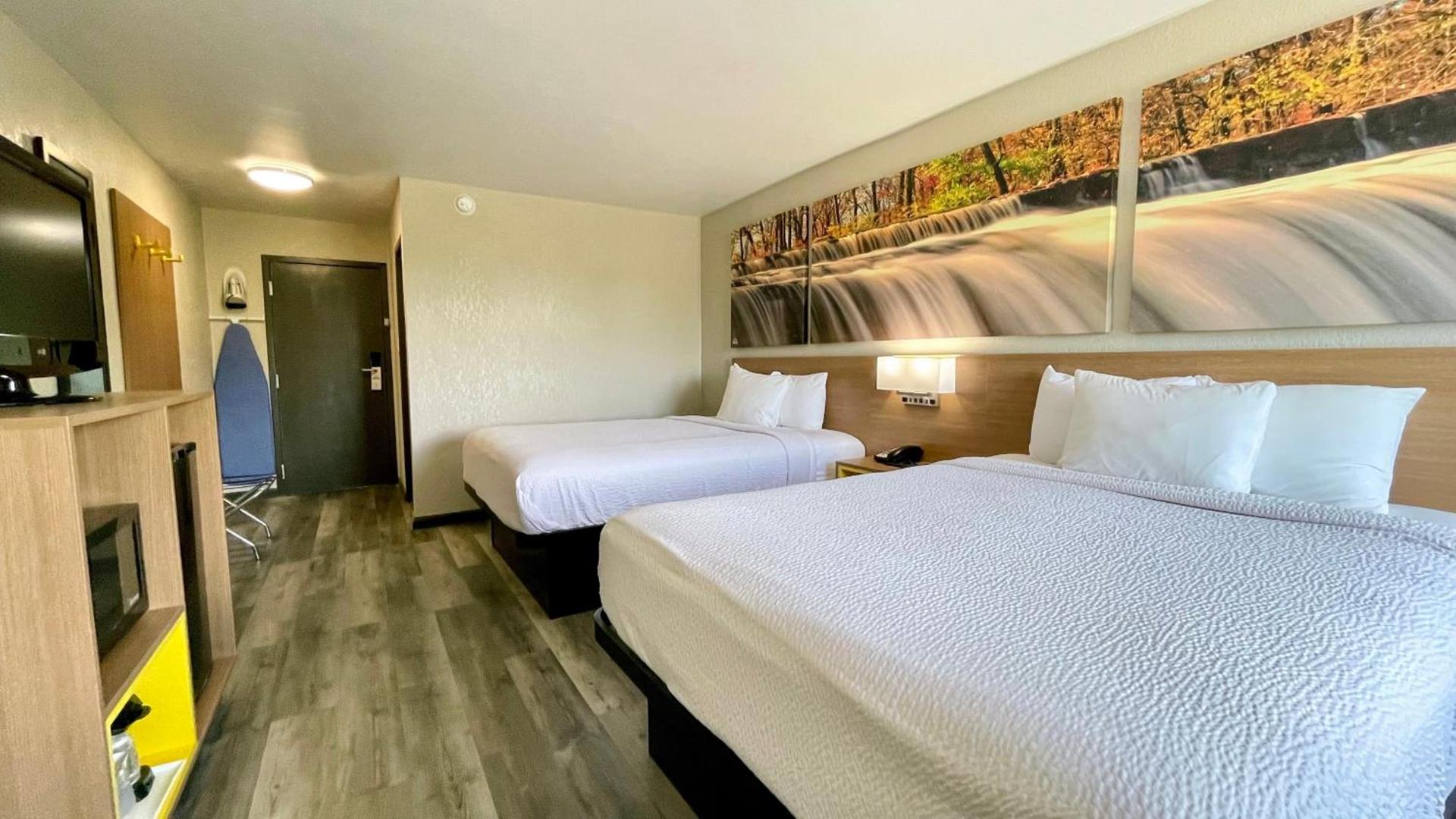 Days Inn by Wyndham Columbus IN photo 11