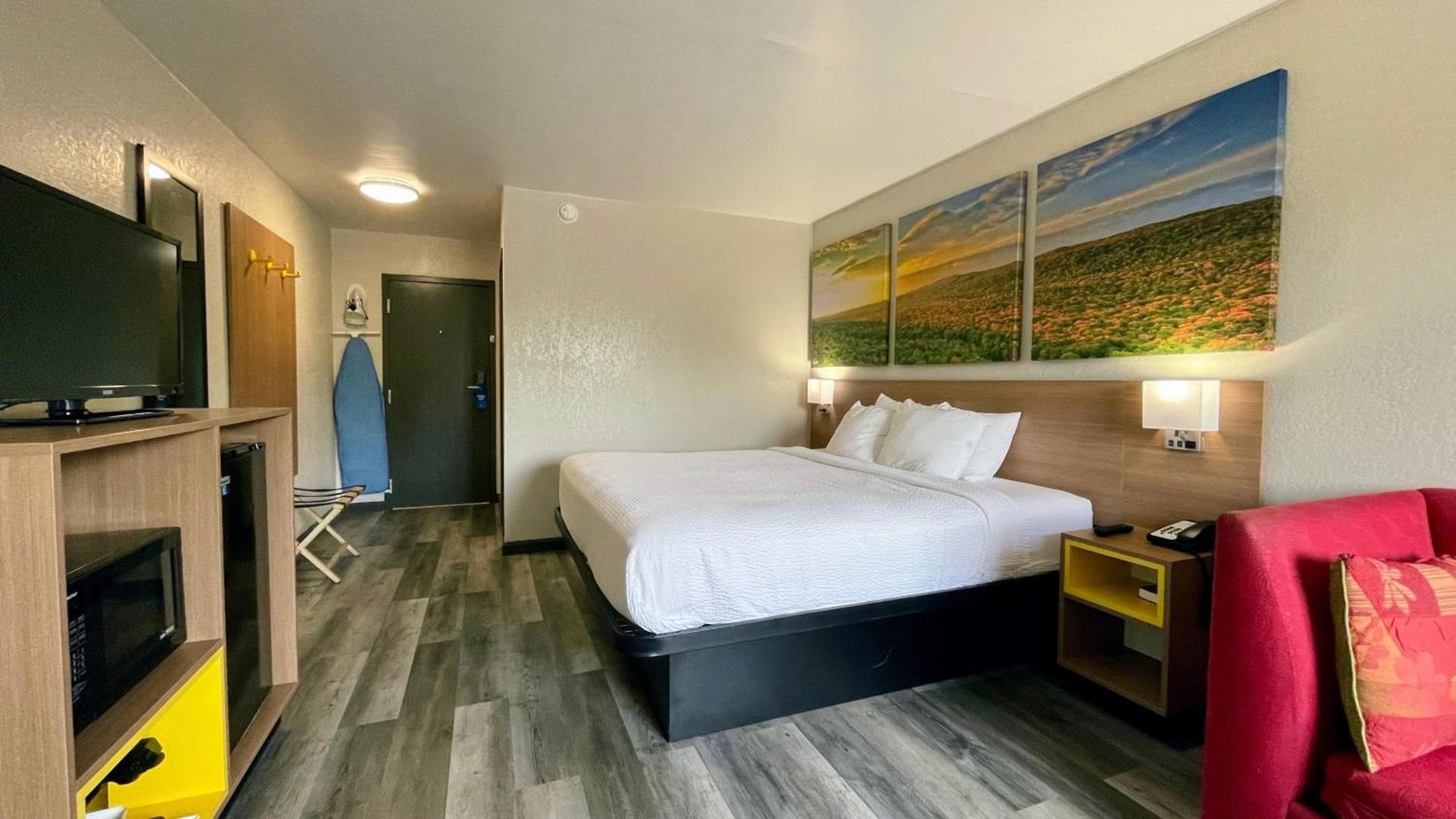 Days Inn by Wyndham Columbus IN photo 12