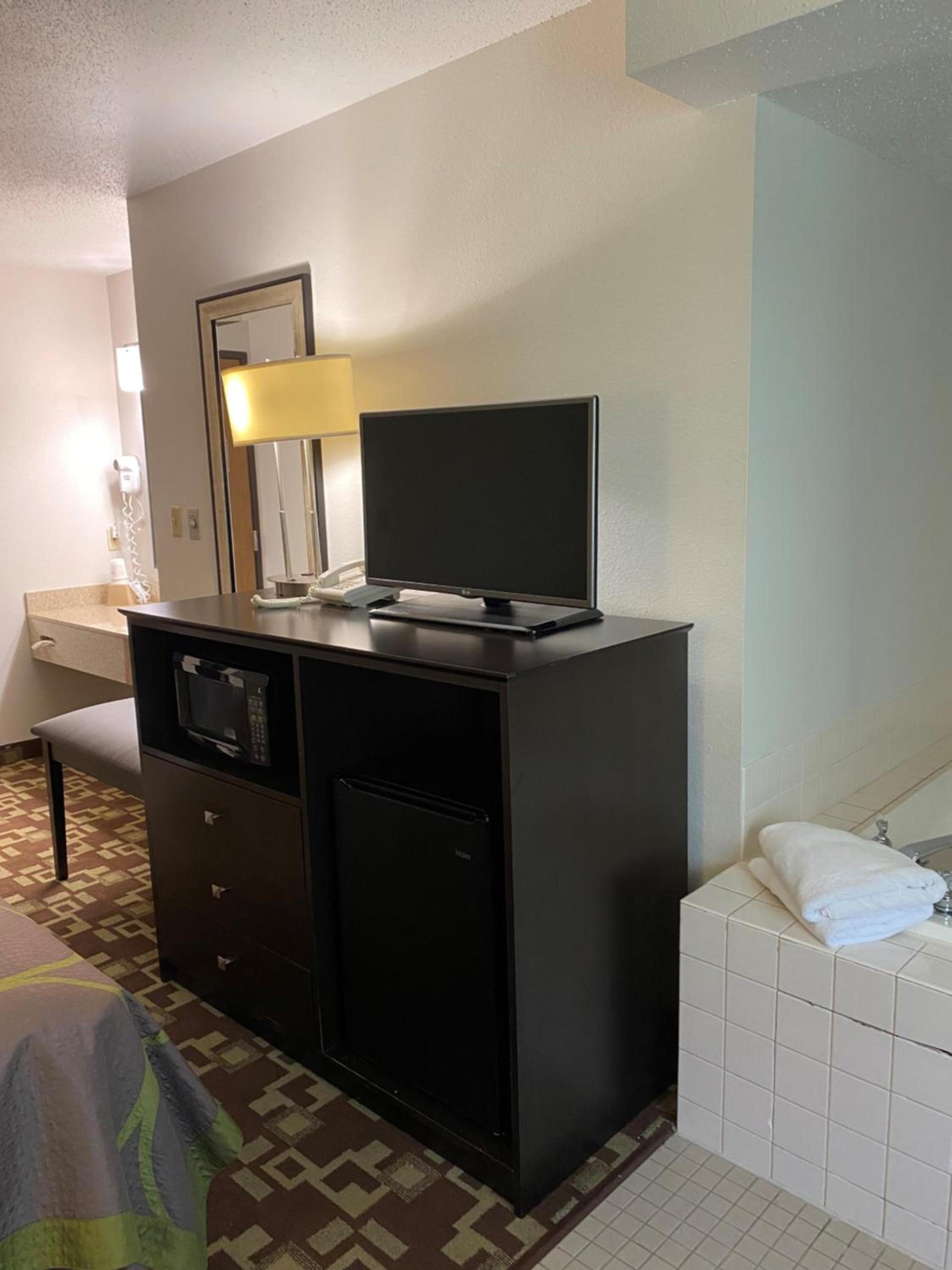 Super 8 by Wyndham Independence IA photo 24