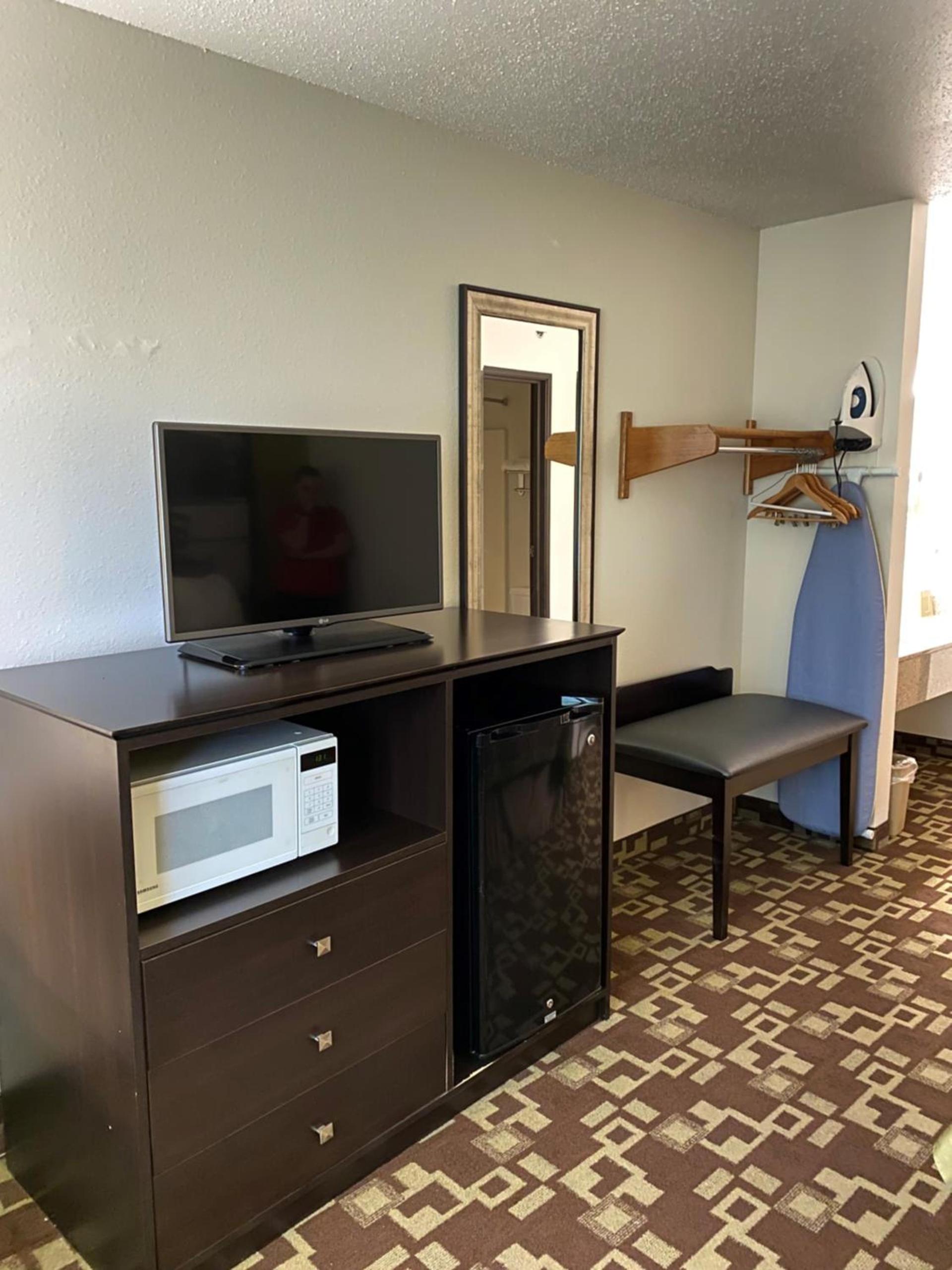 Super 8 by Wyndham Independence IA photo 9