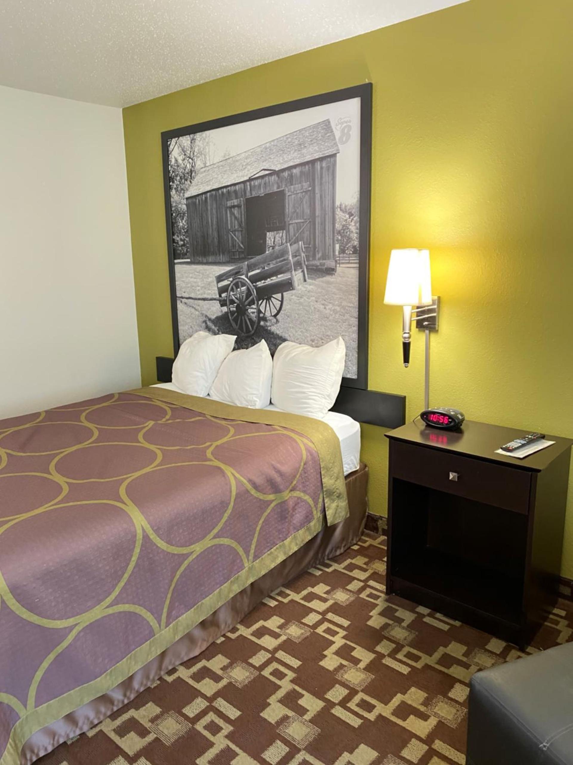Super 8 by Wyndham Independence IA photo 4